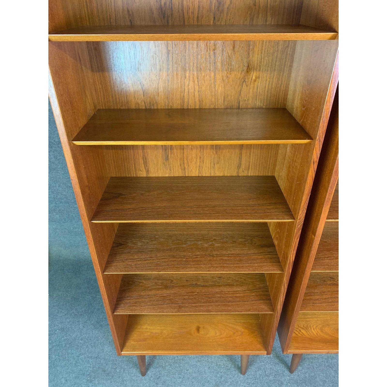 Here is a beautiful set of two large bookcases in teak wood manufactured in the 1960s in Denmark by Poul Hundevad.
These recently refinished bookshelves features a vibrant wood grain, 6 shelves (5 adjustable) and four tapered legs.
Excellent