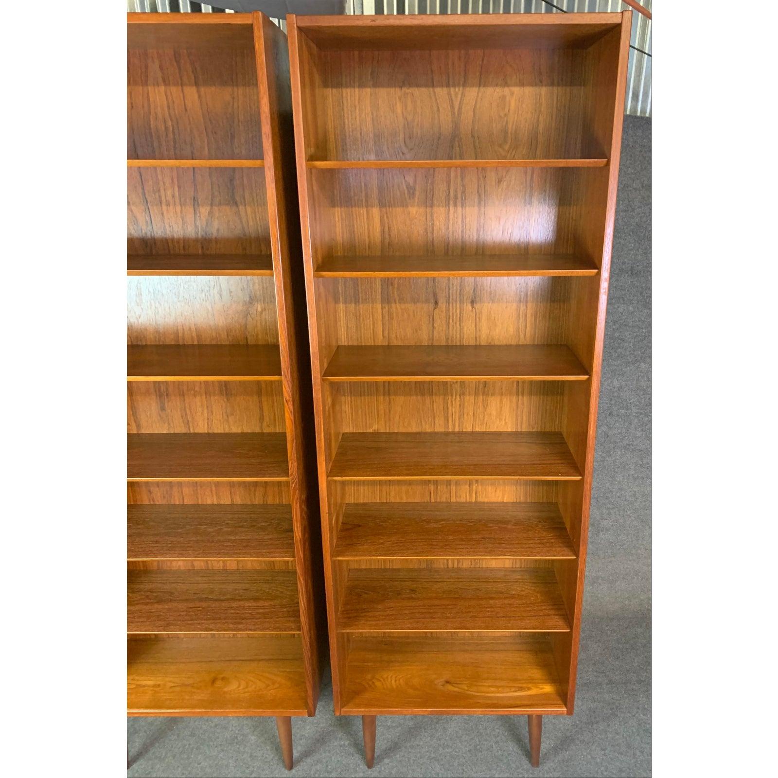 Pair of Vintage Danish Mid-Century Modern Teak Bookshelves by Poul Hundevad In Good Condition In San Marcos, CA