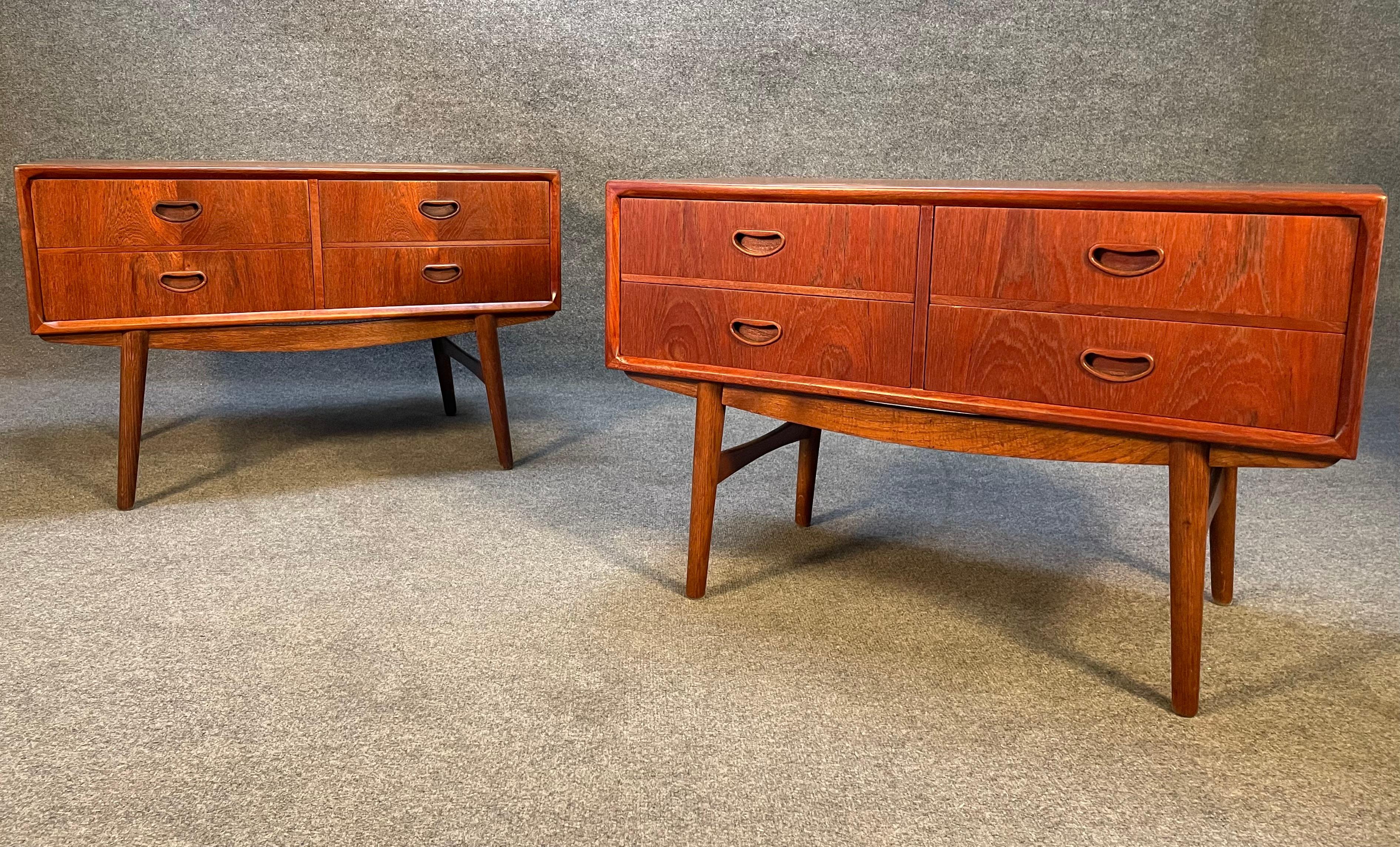 Pair of Vintage Danish Mid Century Modern Teak Nightstands, End Tables  For Sale 1