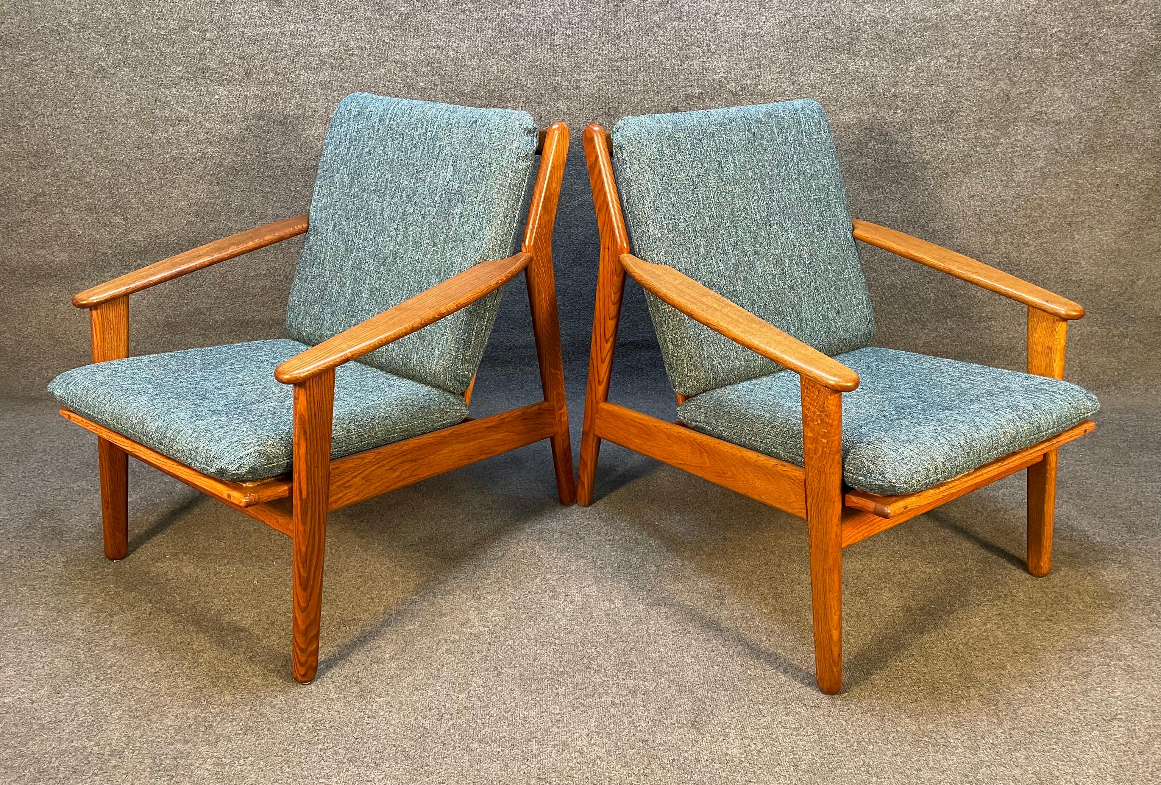 Here is beautiful set of two vintage Scandinavian modern lounge chairs in oak model 