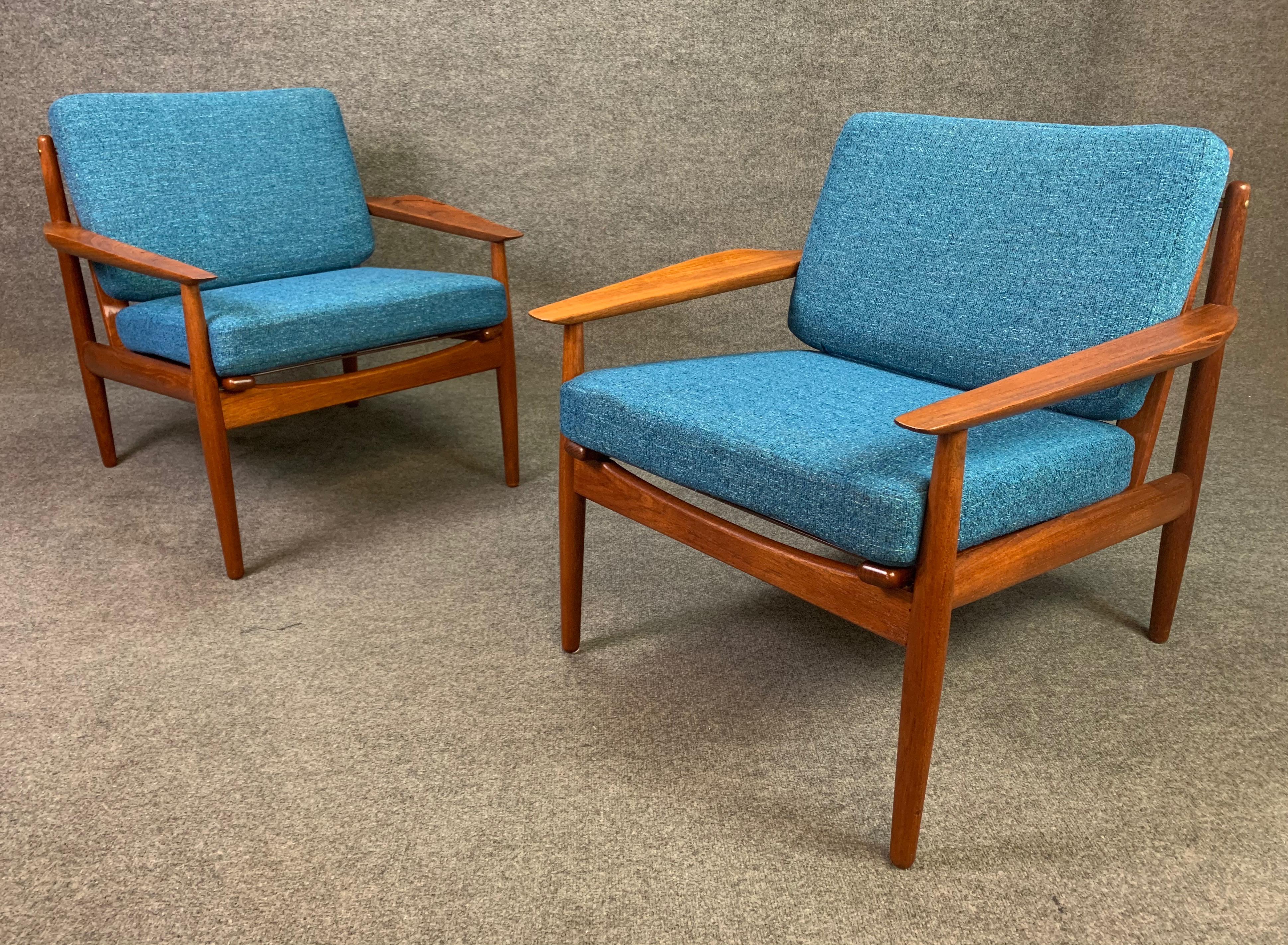 Here is a beautiful pair of easy chairs in teak wood designed by master designer Arne Vodder and manufactured by Glostrup Møbelfabrik in Denmark in the late 1950s.
This special pair, recently imported from Copenhagen to California before its