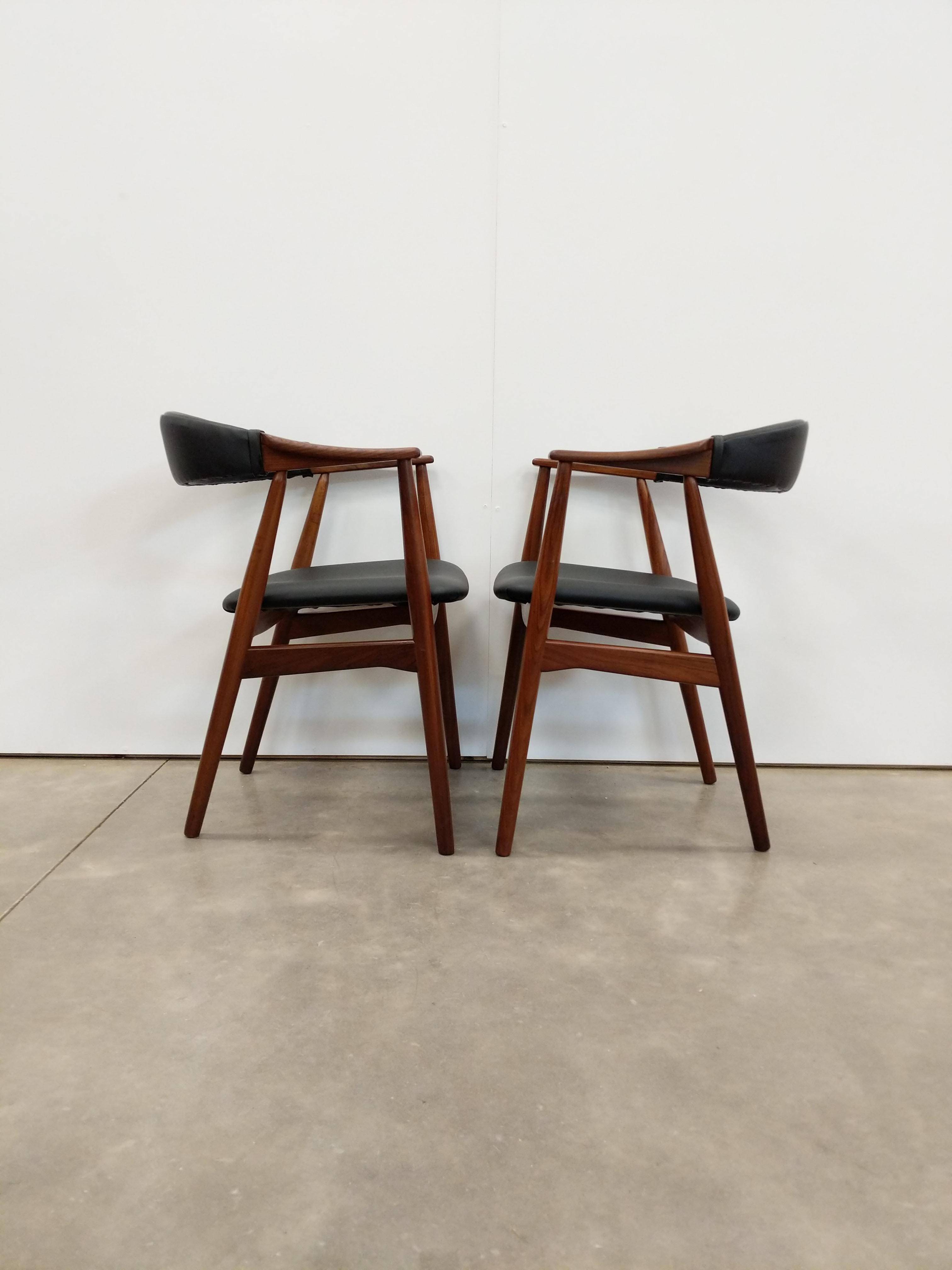 Pair of authentic vintage mid century Danish / Scandinavian Modern armchairs / dining chairs.

Model 213 designed by Th. Harlev for Farstrup.

Maker's stamp on bottoms.

These chairs are in excellent restored condition with very few signs of