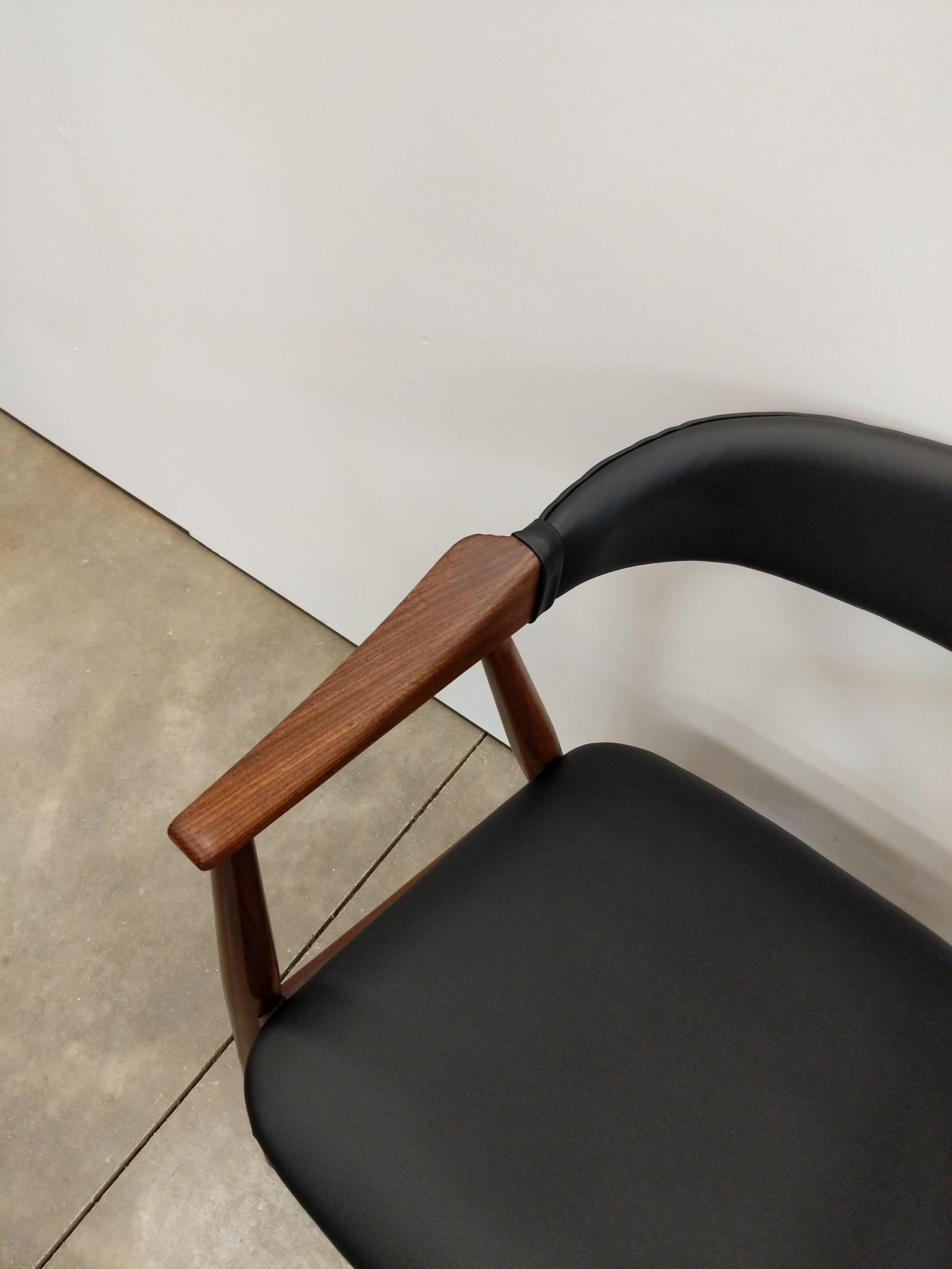 Pair of Vintage Danish Modern Armchairs by Th. Harlev in vendita 2