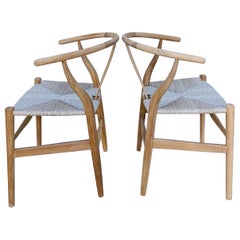 Ein Paar moderne dänische Vintage-Stühle aus natürlichem Teakholz mit handgewebten Sitzen