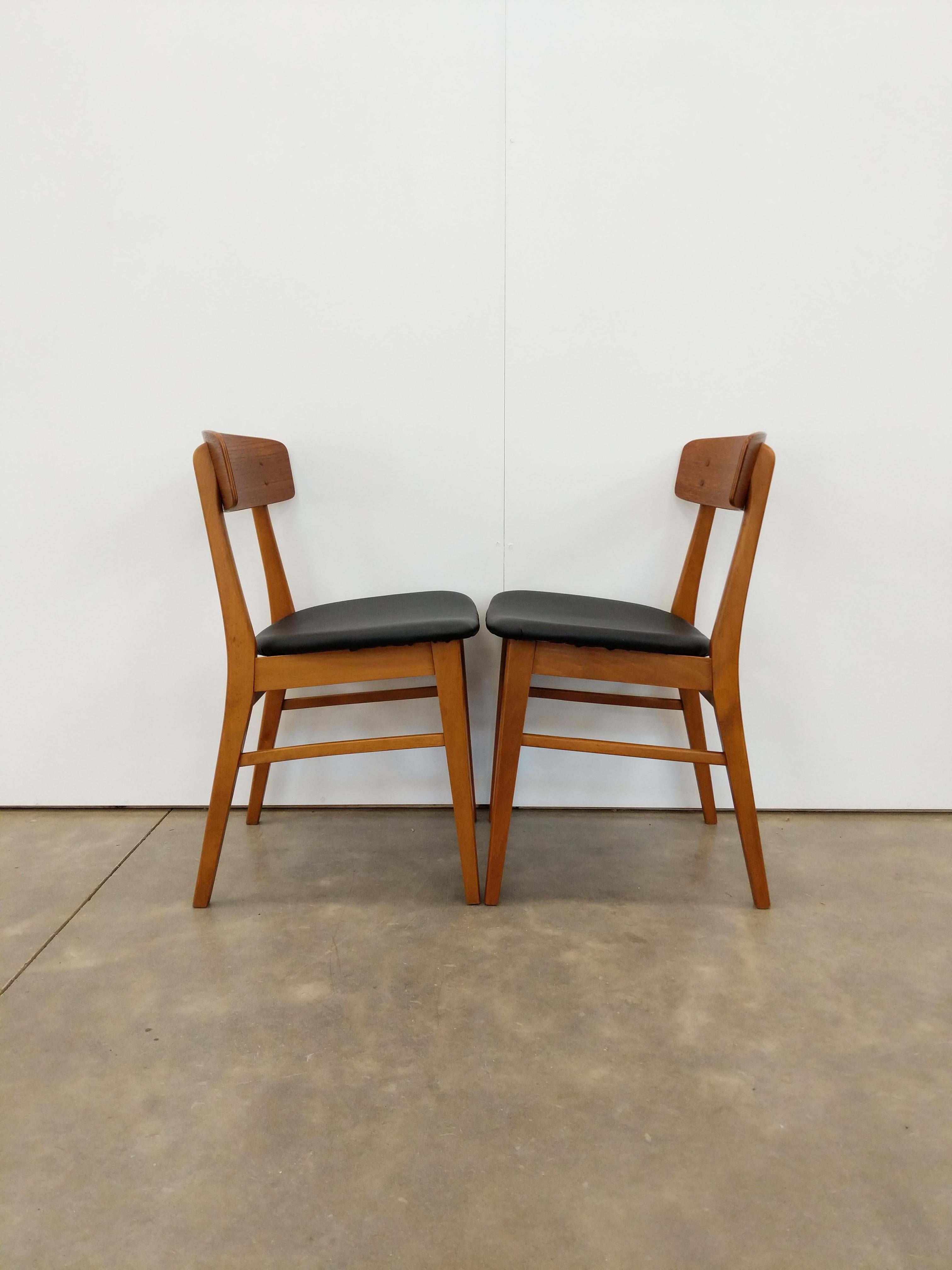 Ein Paar authentische dänische / skandinavische moderne Esszimmerstühle aus der Mitte des Jahrhunderts.

Von Farstrup.

Etikett des Herstellers auf den Böden.

Dieses Set ist in ausgezeichnetem Zustand mit brandneuen veganen Lederbezügen und sehr