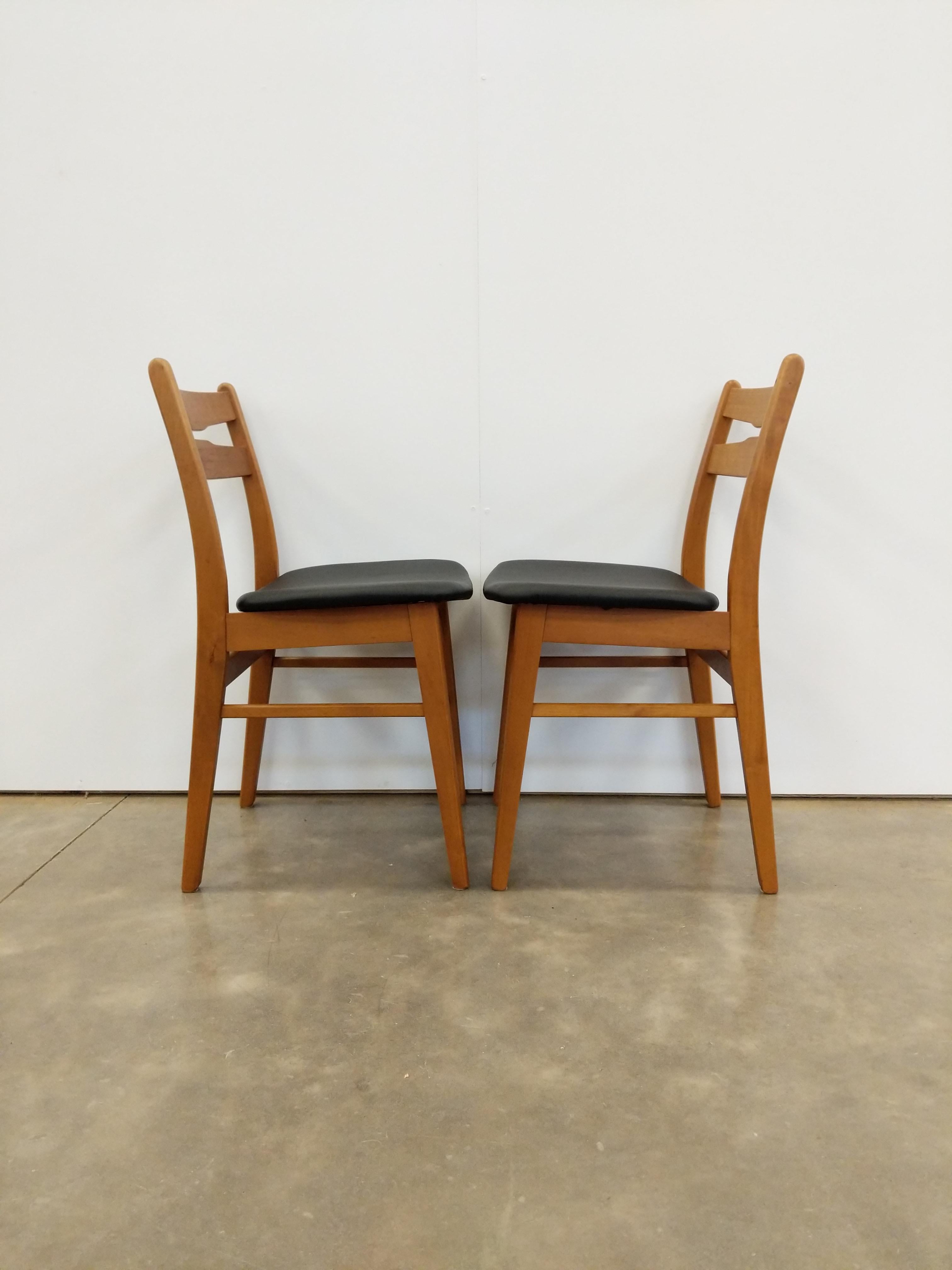 Coppia di autentiche sedie da pranzo vintage della metà del secolo, in stile danese/moderno scandinavo.

Questo set è in condizioni eccellenti, con pochi segni di usura dovuti all'età e una tappezzeria nuova di zecca.

Se desideri ulteriori