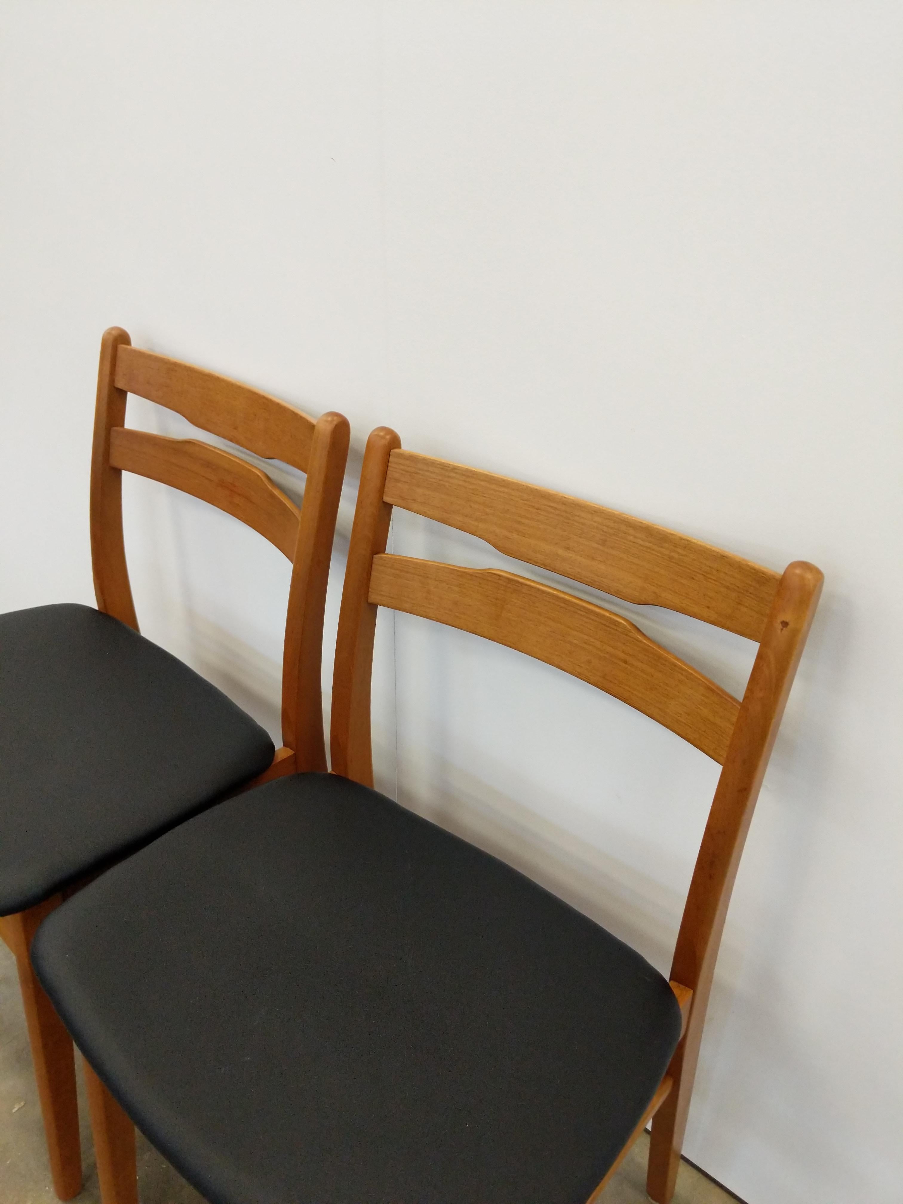Legno Coppia di sedie da pranzo moderne danesi d'epoca in vendita