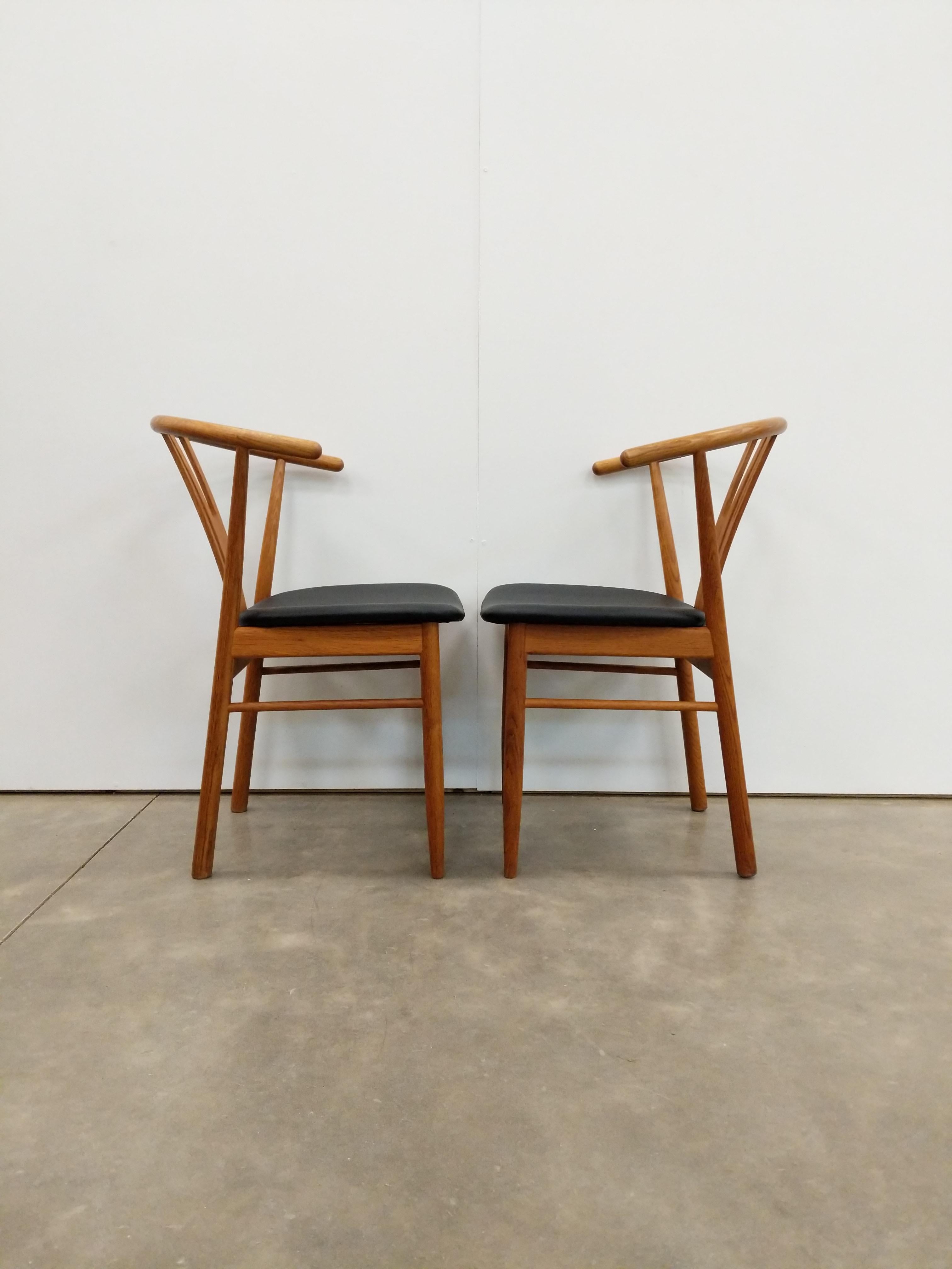 Coppia di autentiche sedie da pranzo vintage di metà secolo in legno di quercia di The Modern Scandinavian.

Questo set è in eccellenti condizioni di restauro, con pochissimi segni di usura dovuti all'età e con una tappezzeria nuova di zecca.

Se