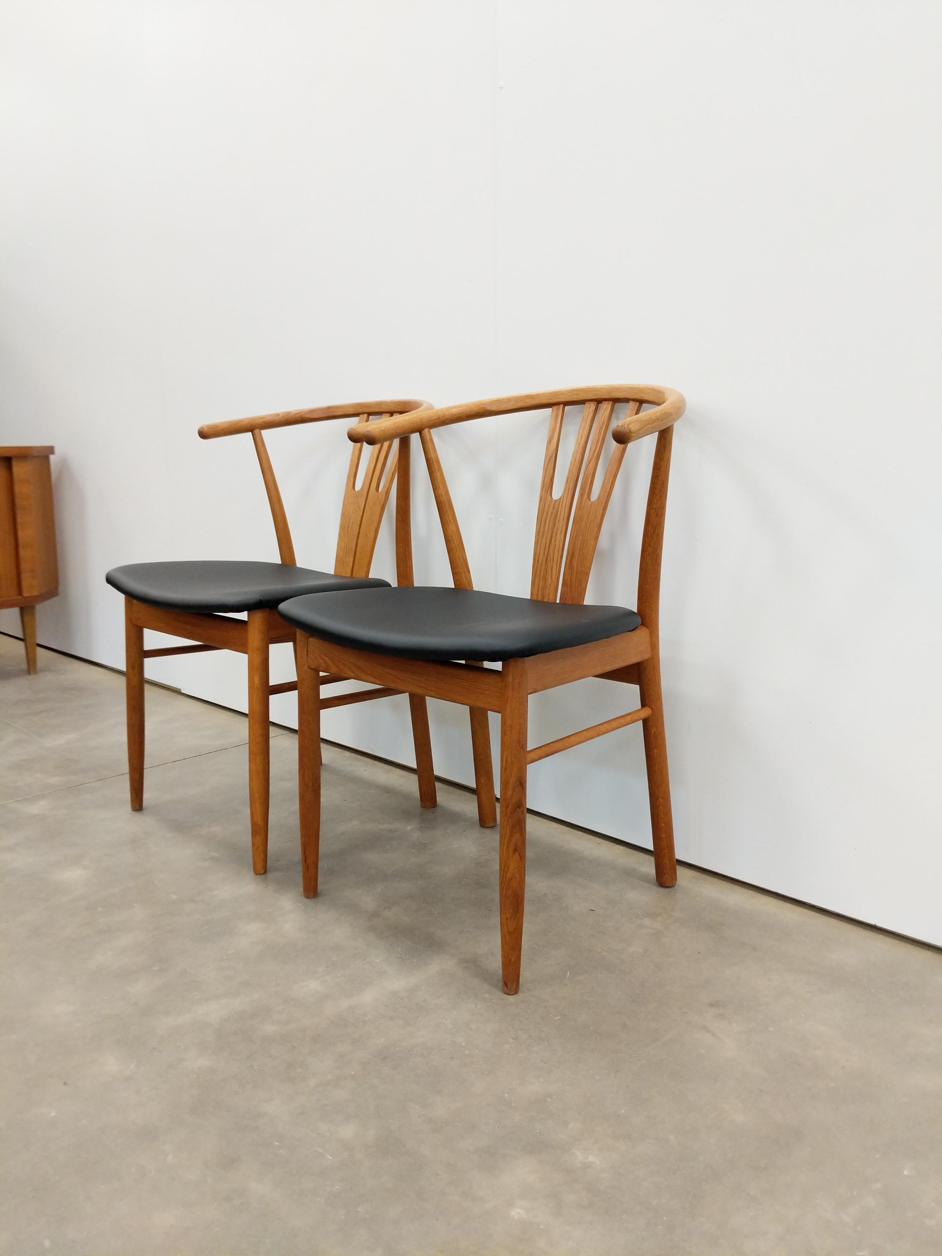 XX secolo Coppia di sedie da pranzo moderne danesi vintage in Oak in vendita