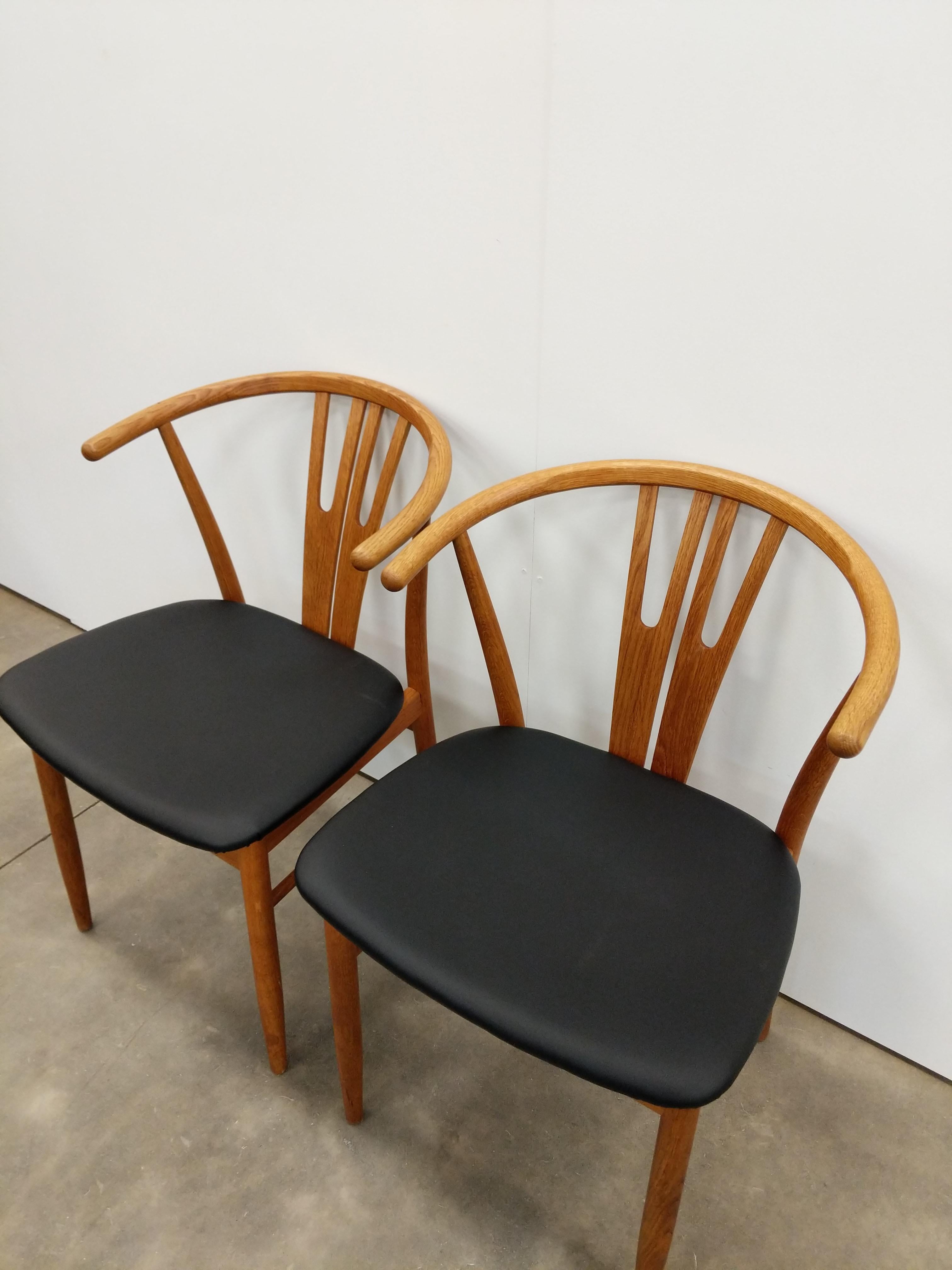 Quercia Coppia di sedie da pranzo moderne danesi vintage in Oak in vendita