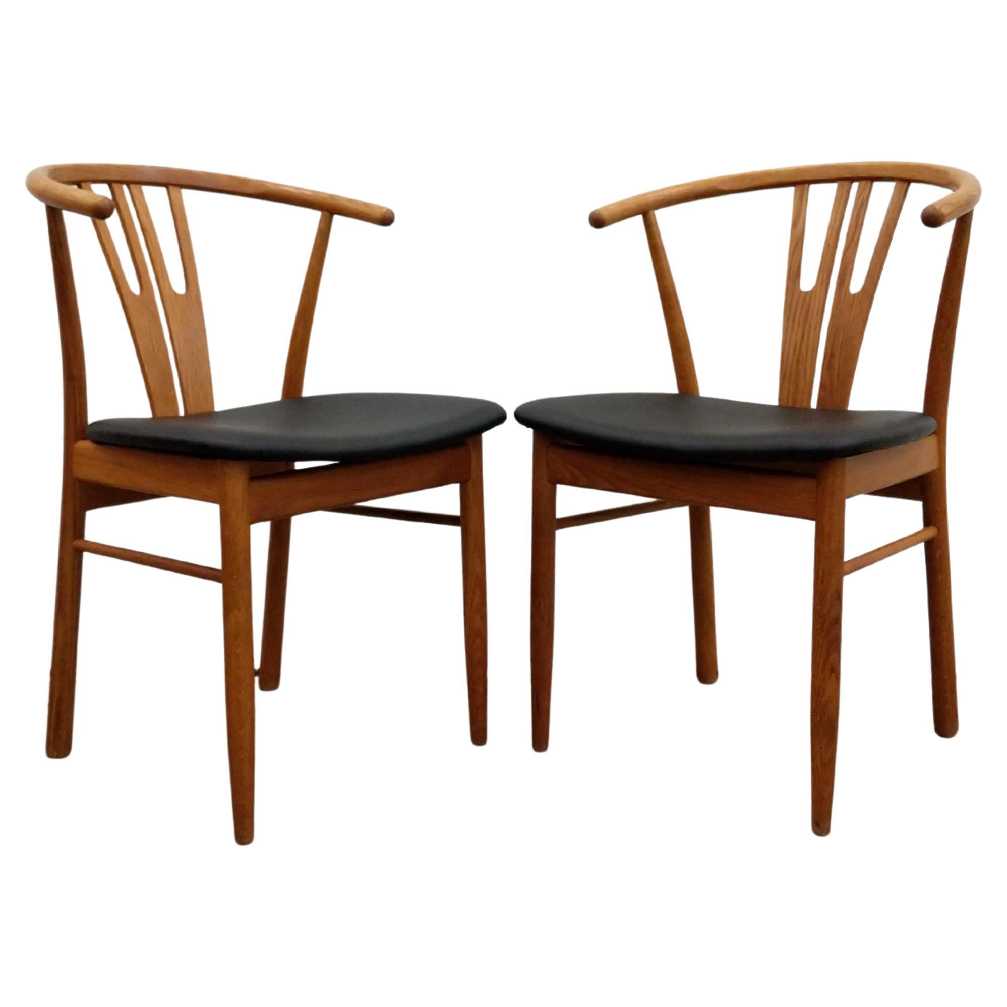 Coppia di sedie da pranzo moderne danesi vintage in Oak in vendita