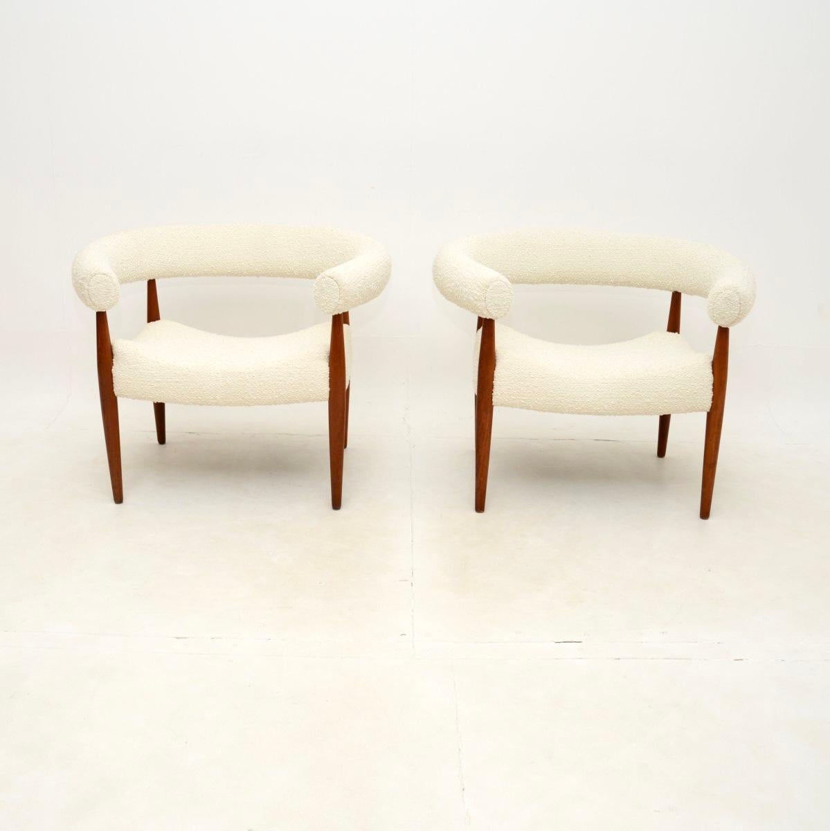 Une paire exceptionnellement belle et rare de chaises à anneaux danoises vintage par Nanna Ditzel pour Kolds Savvaerk. Fabriqués au Danemark, ils datent des années 1950.

Ce modèle ancien est très rare et ne doit pas être confondu avec les