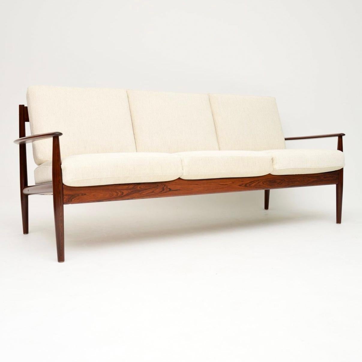 Une paire extrêmement rare et absolument magnifique de canapés danois vintage par Grete Jalk pour France and Son. Ils ont été fabriqués au Danemark et datent des années 1960.

Ils sont d'une qualité exceptionnelle, les cadres ont un design