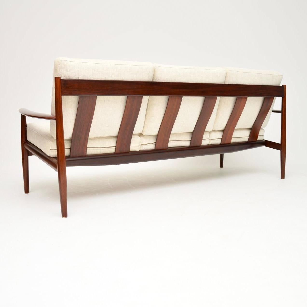 Tissu Paire de canapés danois vintage par Grete Jalk pour France and Son en vente