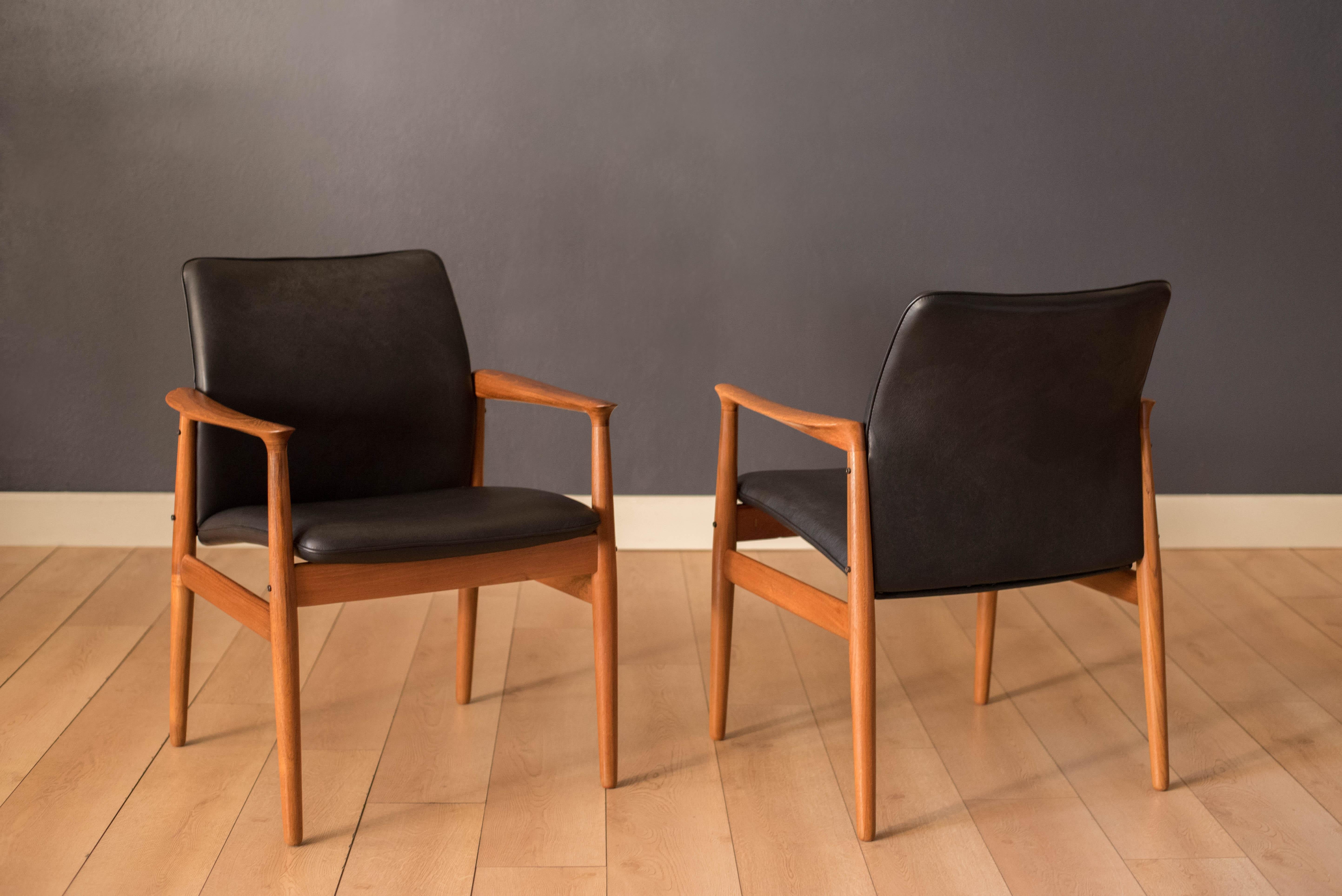 Paar dänische Sessel aus Teakholz und Leder im Vintage-Stil von Grete Jalk für Glostrup im Angebot 4