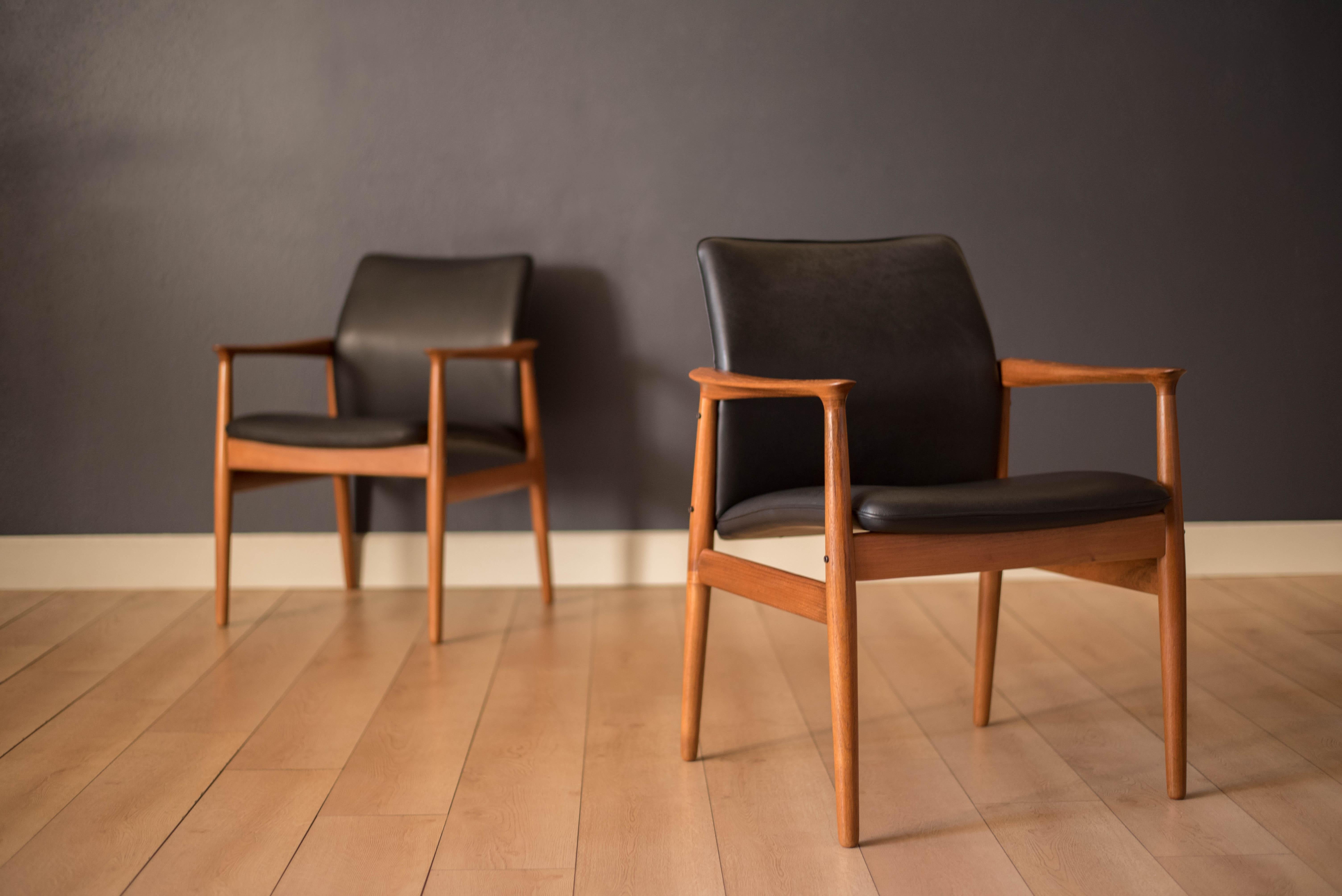 Paar dänische Sessel aus Teakholz und Leder im Vintage-Stil von Grete Jalk für Glostrup im Angebot 8