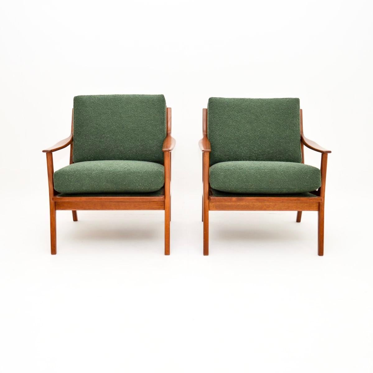 Une paire de fauteuils en teck danois vintage, élégants et extrêmement bien faits. Récemment importées du Danemark, elles datent des années 1960.

La qualité est exceptionnelle, ils sont magnifiquement conçus et très confortables. Les cadres en teck