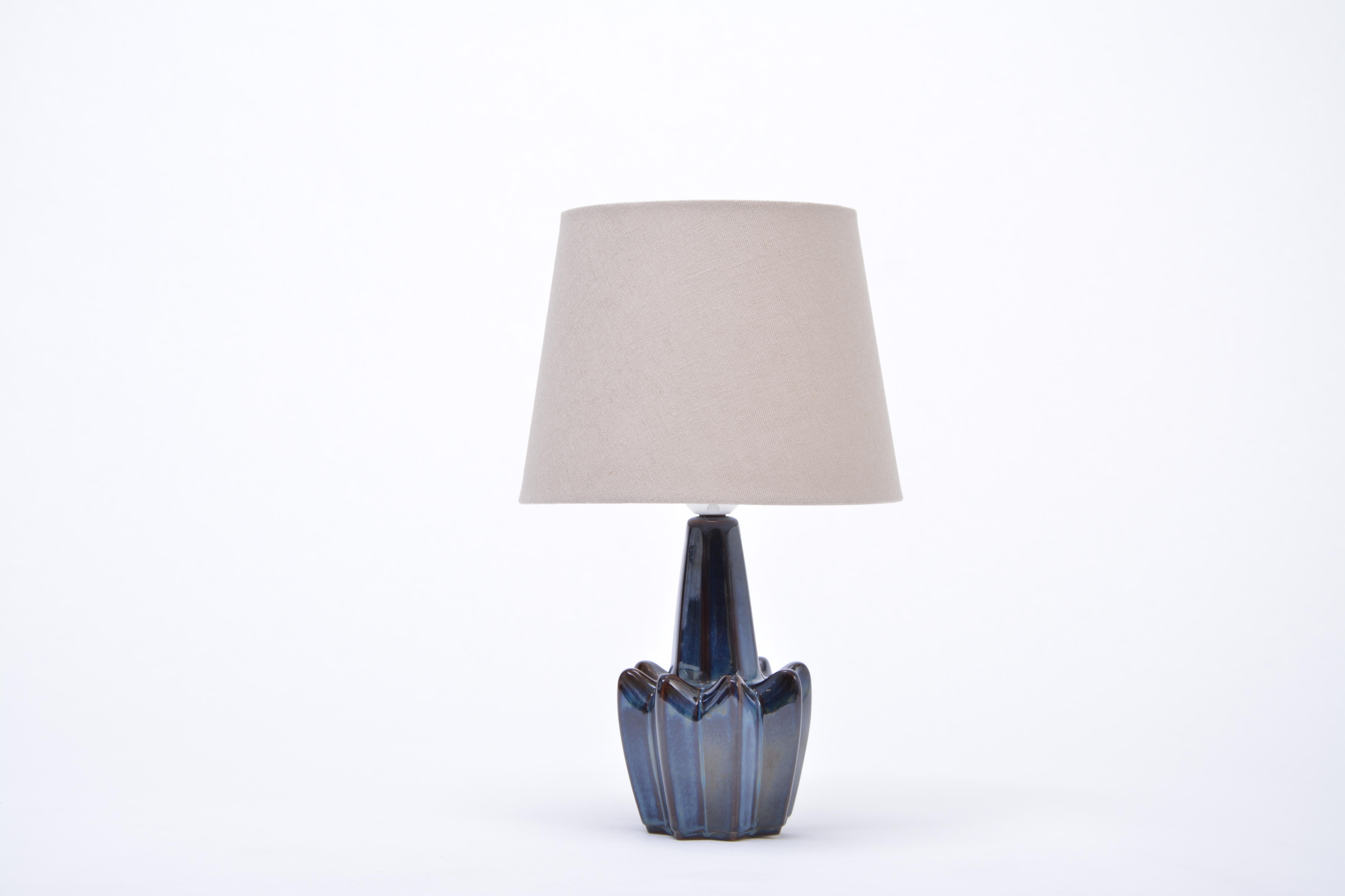 Pair of Mid-Century Modern dark blue Stoneware table lamps model 1046 by Soholm In Excellent Condition In Berlin, DE