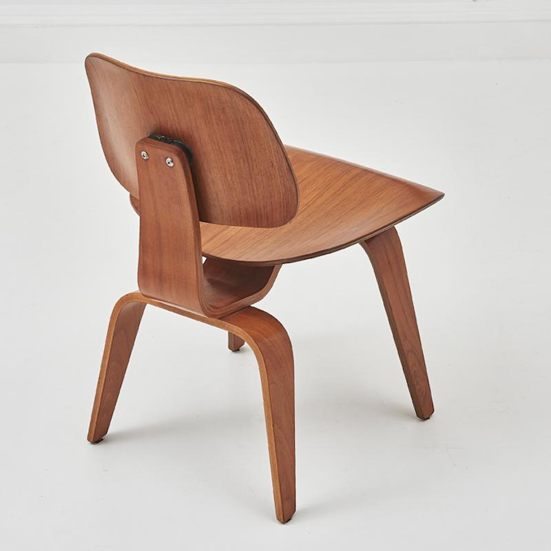Coppia di sedie vintage DCW di Charles and Ray Eames per Herman Miller In condizioni buone in vendita a London, GB