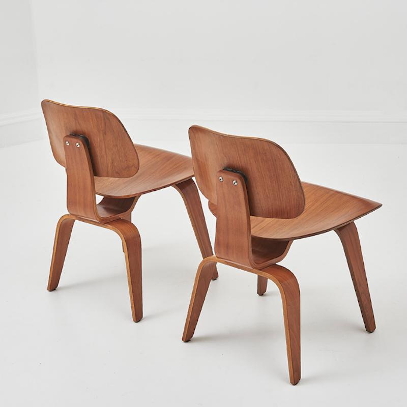 XX secolo Coppia di sedie vintage DCW di Charles and Ray Eames per Herman Miller in vendita