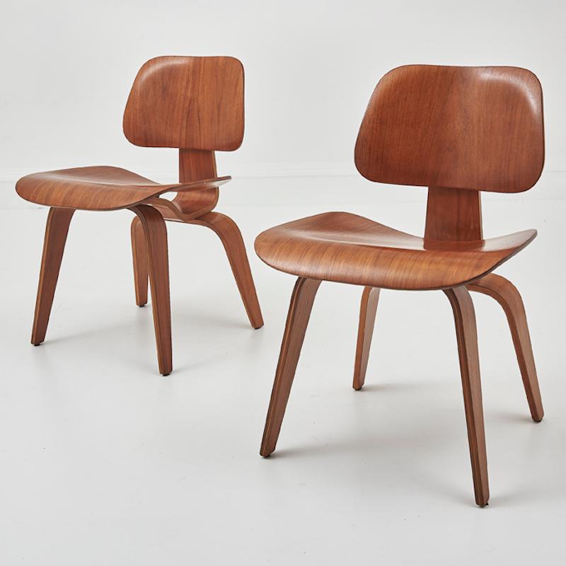 Mid-Century moderno Coppia di sedie vintage DCW di Charles and Ray Eames per Herman Miller in vendita