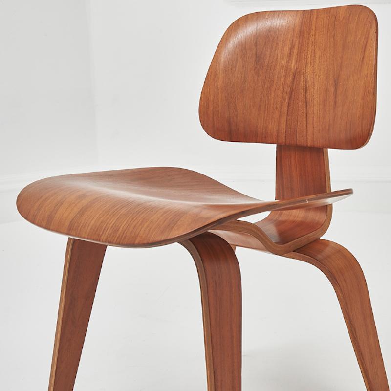 Compensato Coppia di sedie vintage DCW di Charles and Ray Eames per Herman Miller in vendita