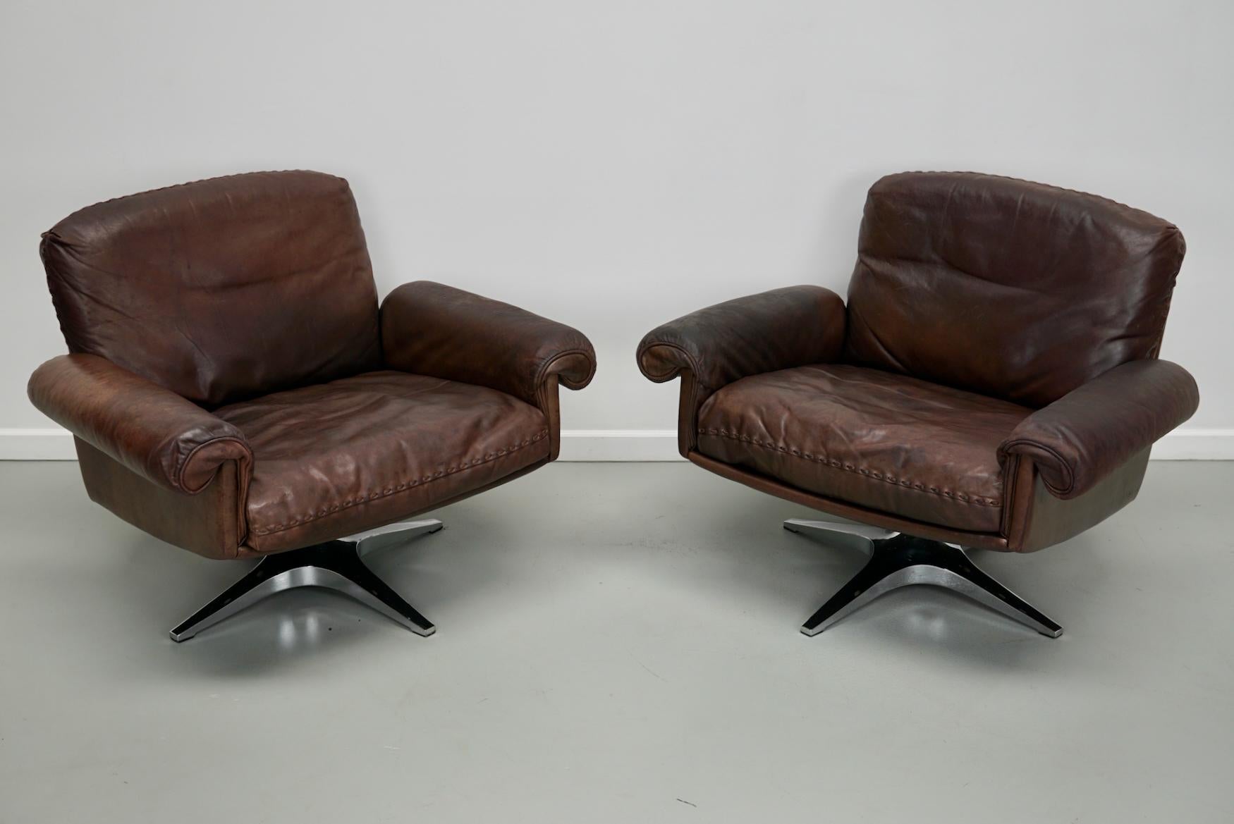 Dieses Paar De Sede DS 31 Stühle wurde von De Sede in den 1970er Jahren mit den besten Materialien entworfen und hergestellt. Die Stühle weisen Gebrauchsspuren auf, sind aber immer noch sehr bequem und haben eine schöne Patina.