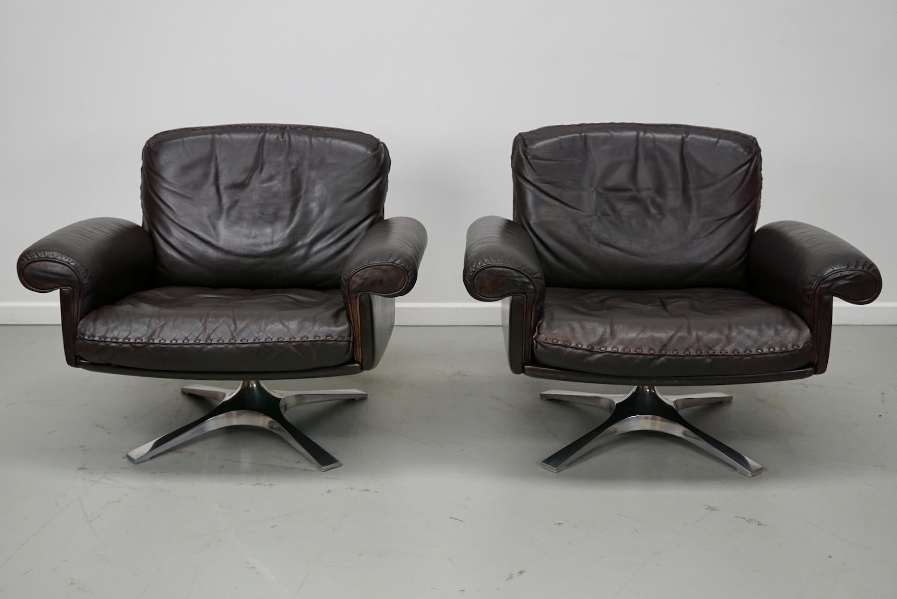 Cette paire de chaises De Sede DS 31 a été conçue et fabriquée par De Sede dans les années 1970 avec les meilleurs matériaux possibles. Les chaises présentent quelques signes d'utilisation mais restent très confortables et sont en très bon état.