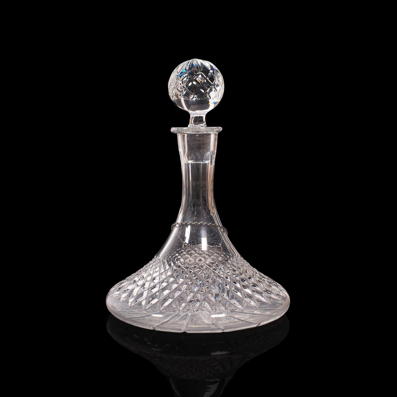 Britannique Paire de carafes vintage anglaises, verre anglais, récipient à spiritueux, étiquettes en argent, poinçon en vente