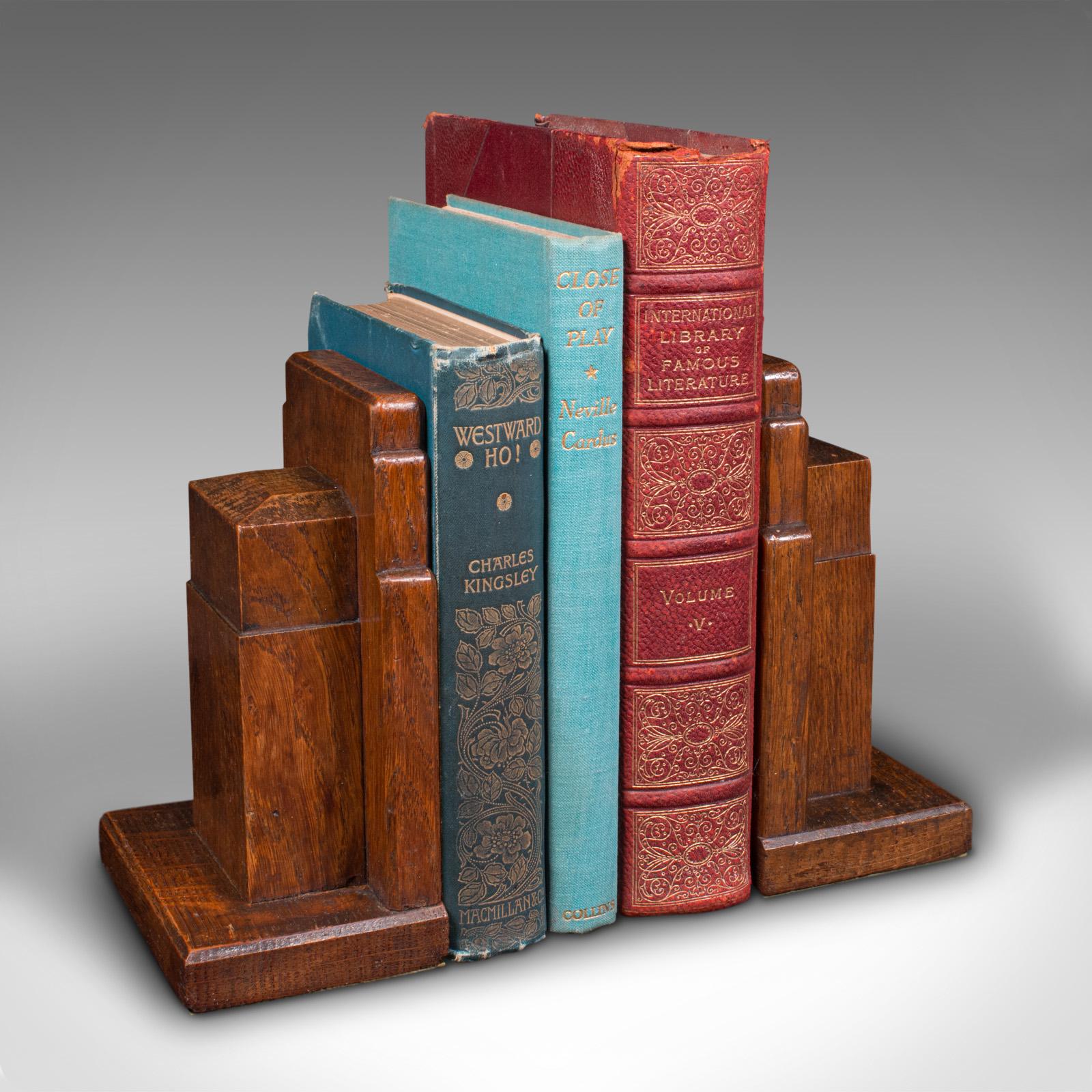 Paire de serre-livres décoratifs vintage anglais en chêne, début du 20e siècle, vers 1930 en vente 2