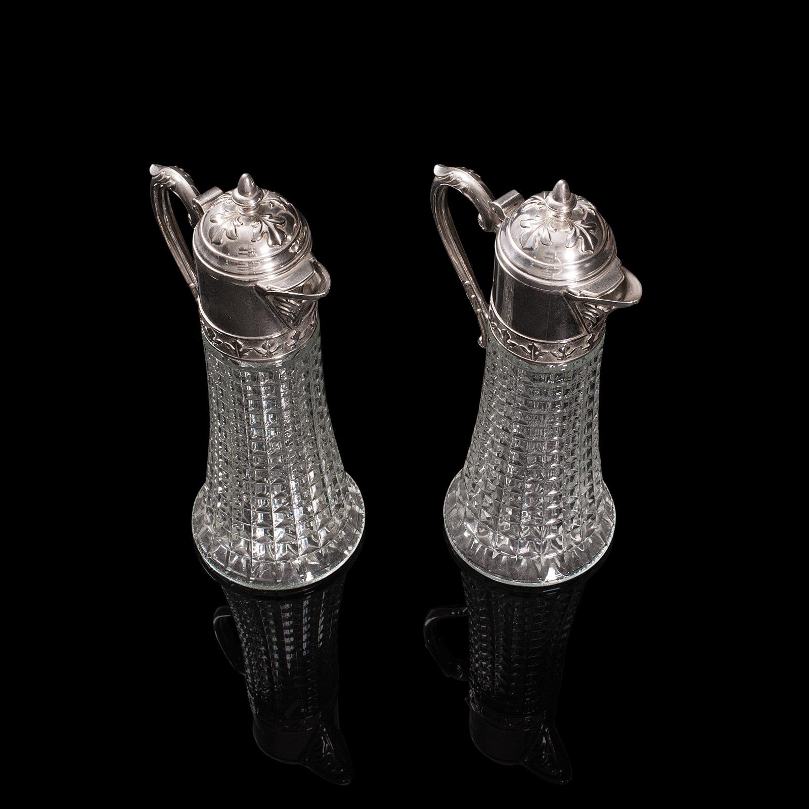Coppia di caraffe decorative d'epoca Ewers, italiane, in vetro, Claret, per servire il vino, 1960 In condizioni buone in vendita a Hele, Devon, GB