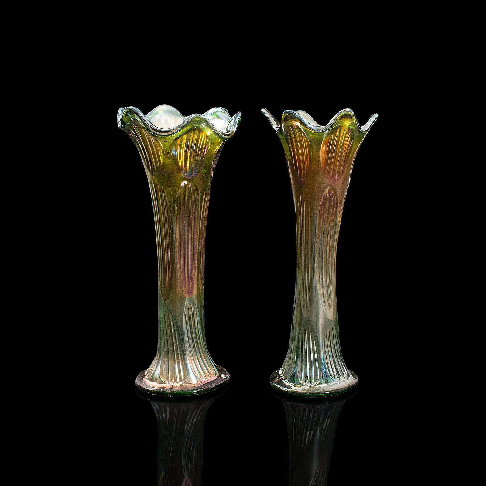 Il s'agit d'une paire de vases à fleurs décoratifs vintage. Vase anglais en verre de carnaval, datant du début du 20e siècle, vers 1930.

Paire de vases à fleurs vintage accrocheurs
Présentant une patine d'ancienneté désirable, les deux sont en