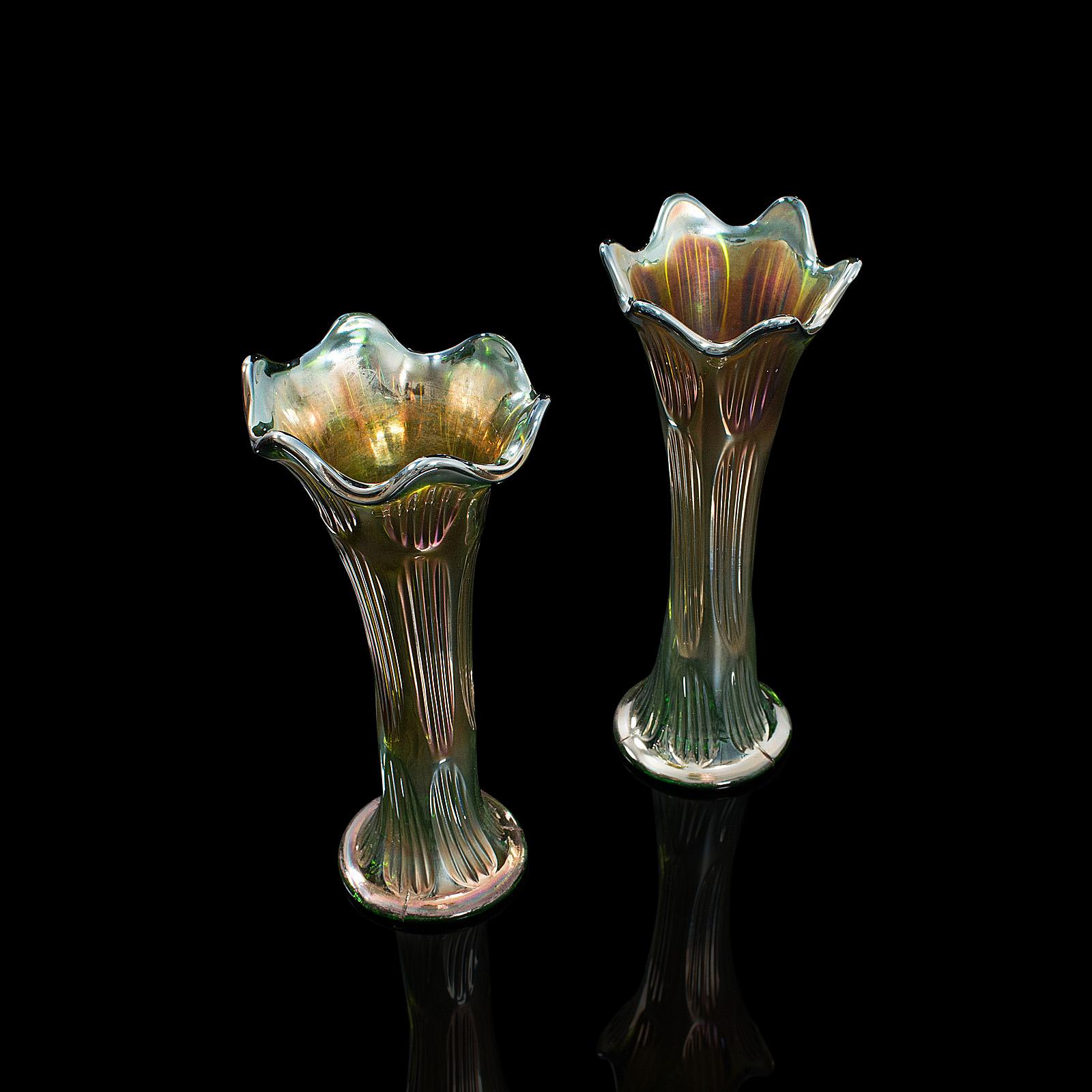 20ième siècle Paire de vases à fleurs décoratifs vintage, anglais, verre carnaval, circa 1930 en vente