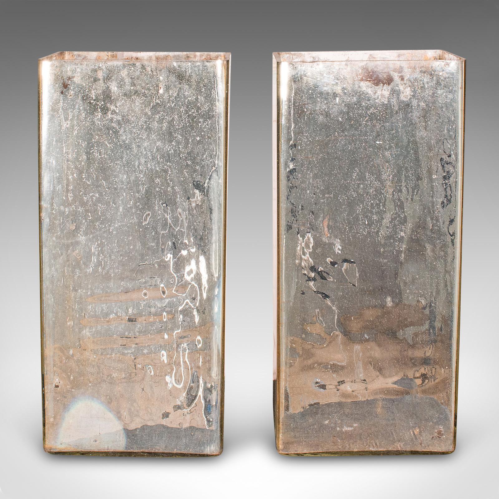 
Si tratta di una coppia di bastoni decorativi vintage. Portaombrelli da corridoio inglese in vetro cromato, risalente alla metà del XX secolo, circa 1950.

Proporzioni superbe e aspetto distintivo
Mostra una desiderabile patina invecchiata in