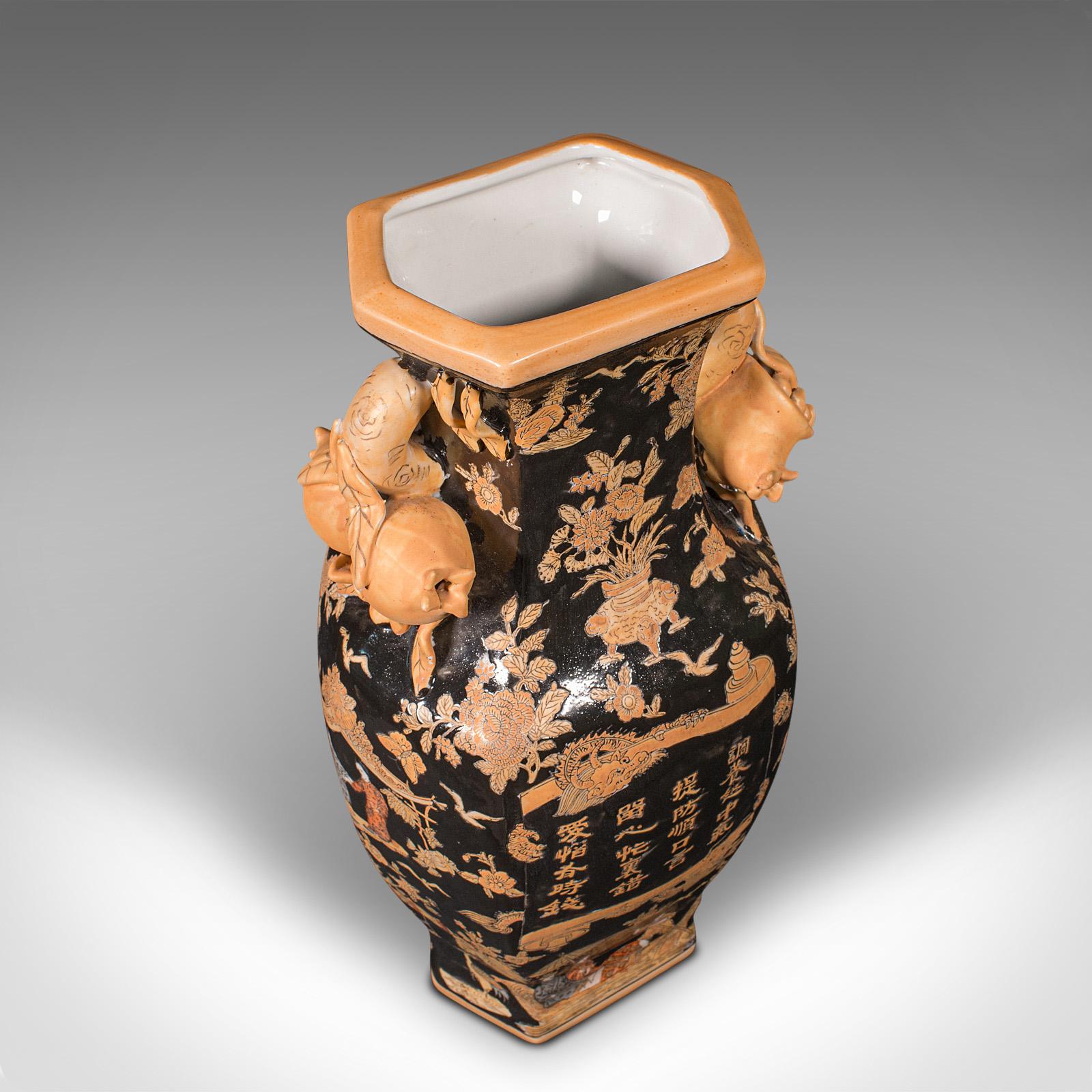 Céramique Paire de vases décoratifs vintage, chinois, céramique, urne de fleurs séchées, fin du 20e siècle en vente