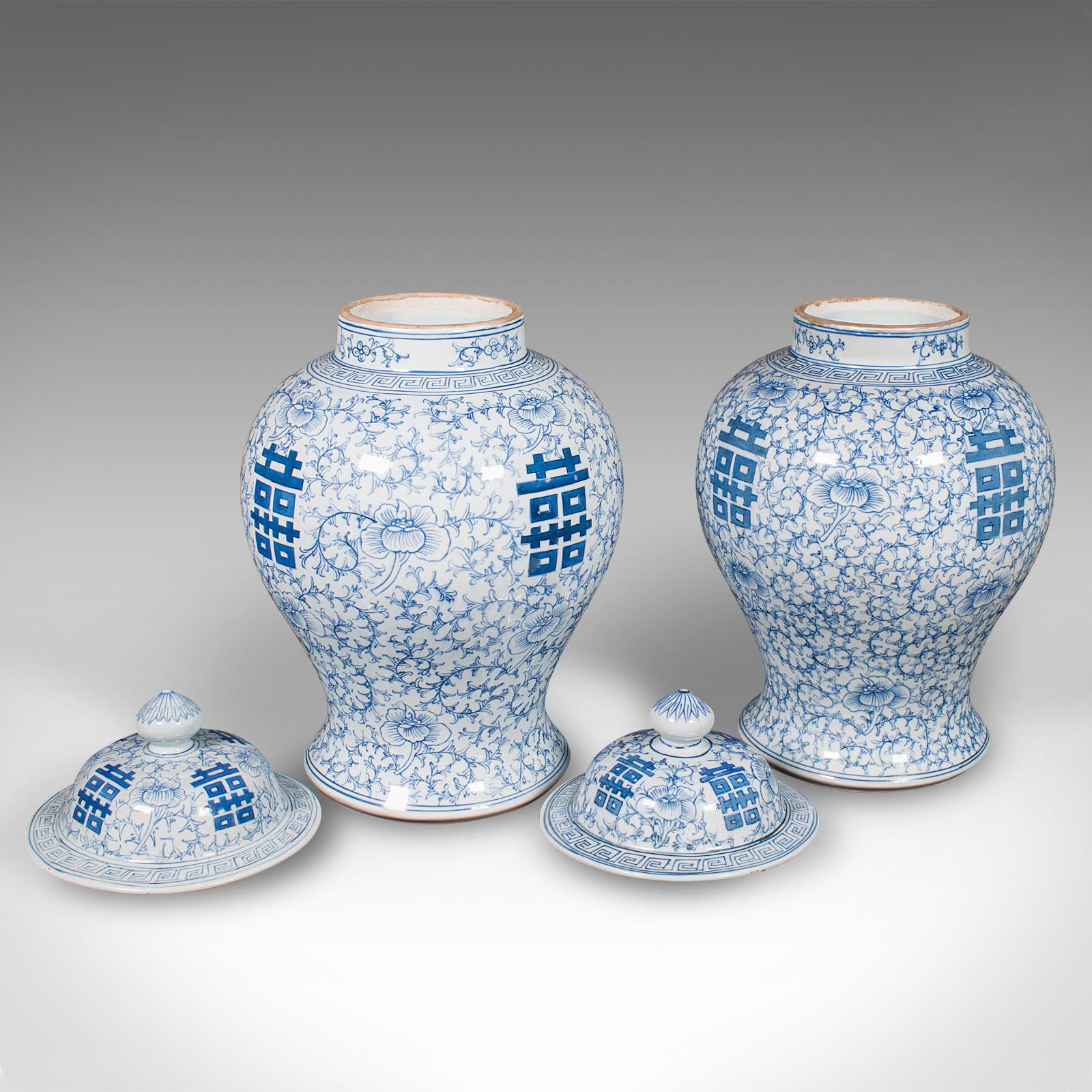 Dies ist ein handwerklich hergestelltes Paar dekorativer Vintage-Vasen. Eine chinesische Blumenurne aus Keramik mit Deckel aus der späten Art-Déco-Periode, um 1940.

Hübsches Paar großzügiger Balusterurnen mit ansprechendem Dekor
Mit wünschenswerter
