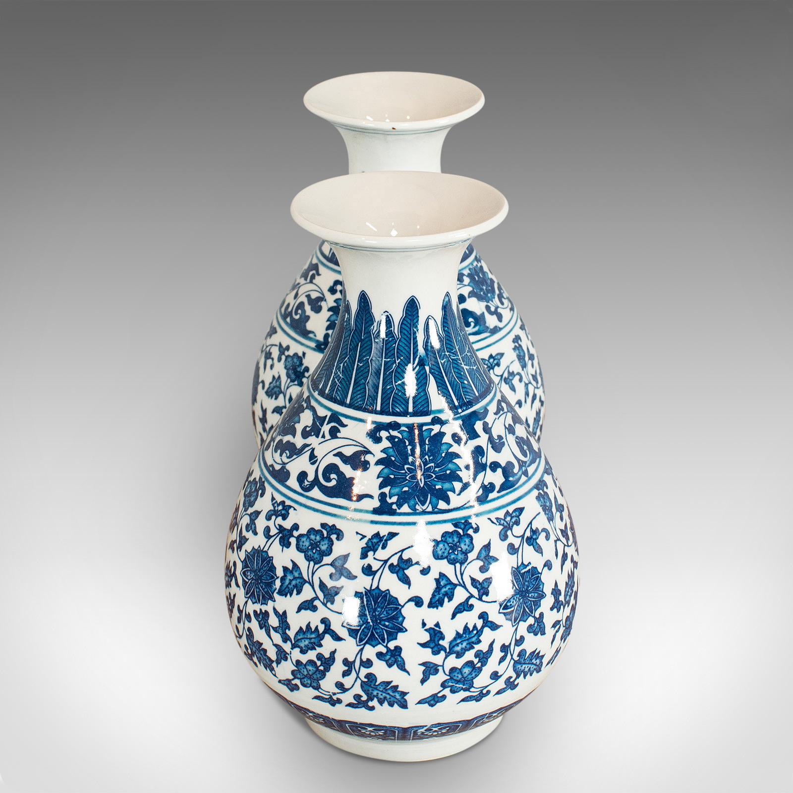 Pair of, Vintage Decorative Vases, Oriental, Ceramic, Baluster Urn, 20th Century In Good Condition For Sale In Hele, Devon, GB