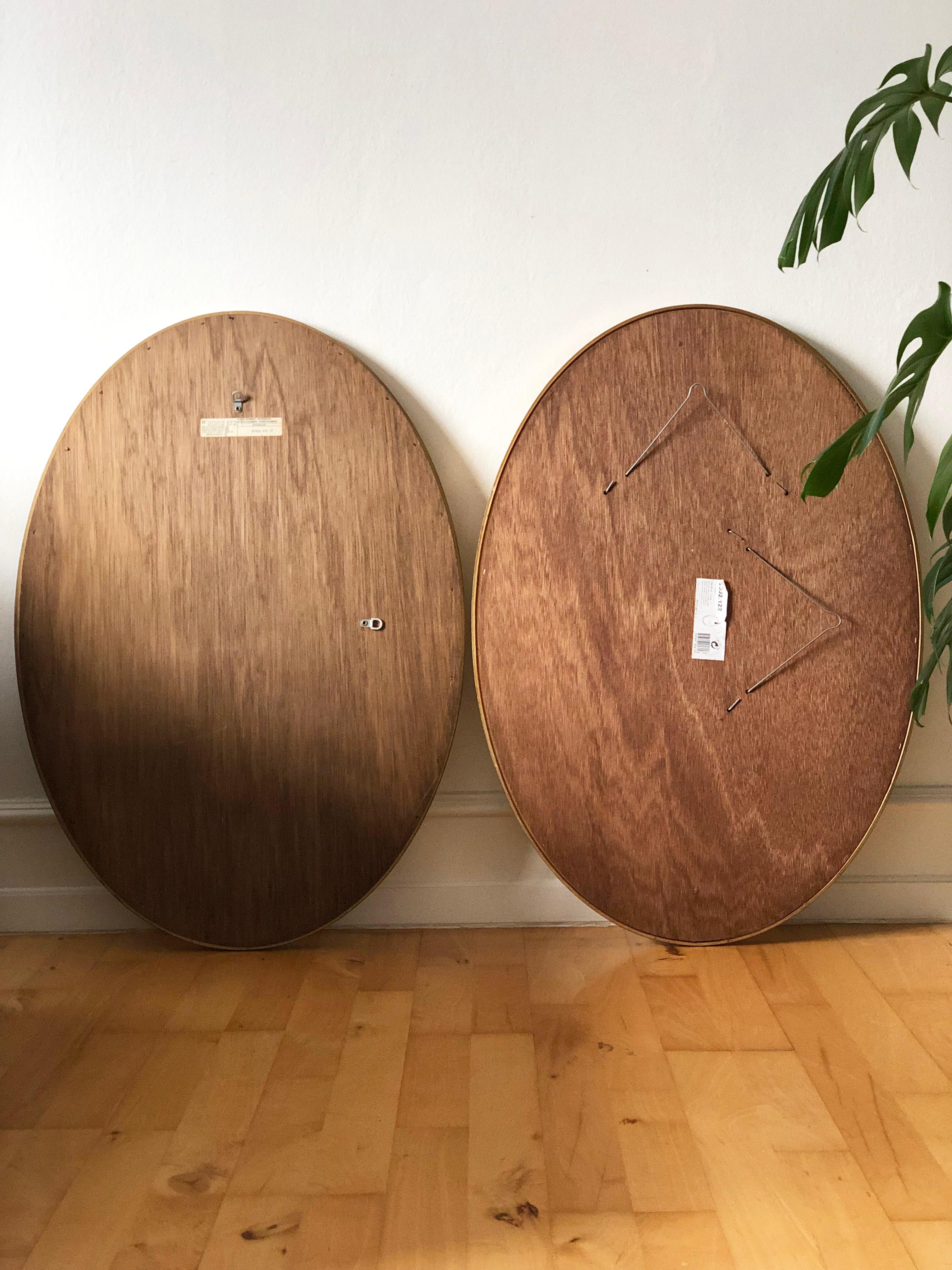 Coppia di specchi ovali d'epoca Deknudt in legno dorato Hollywood Regency Belgio In condizioni buone in vendita a Sakskøbing, DK