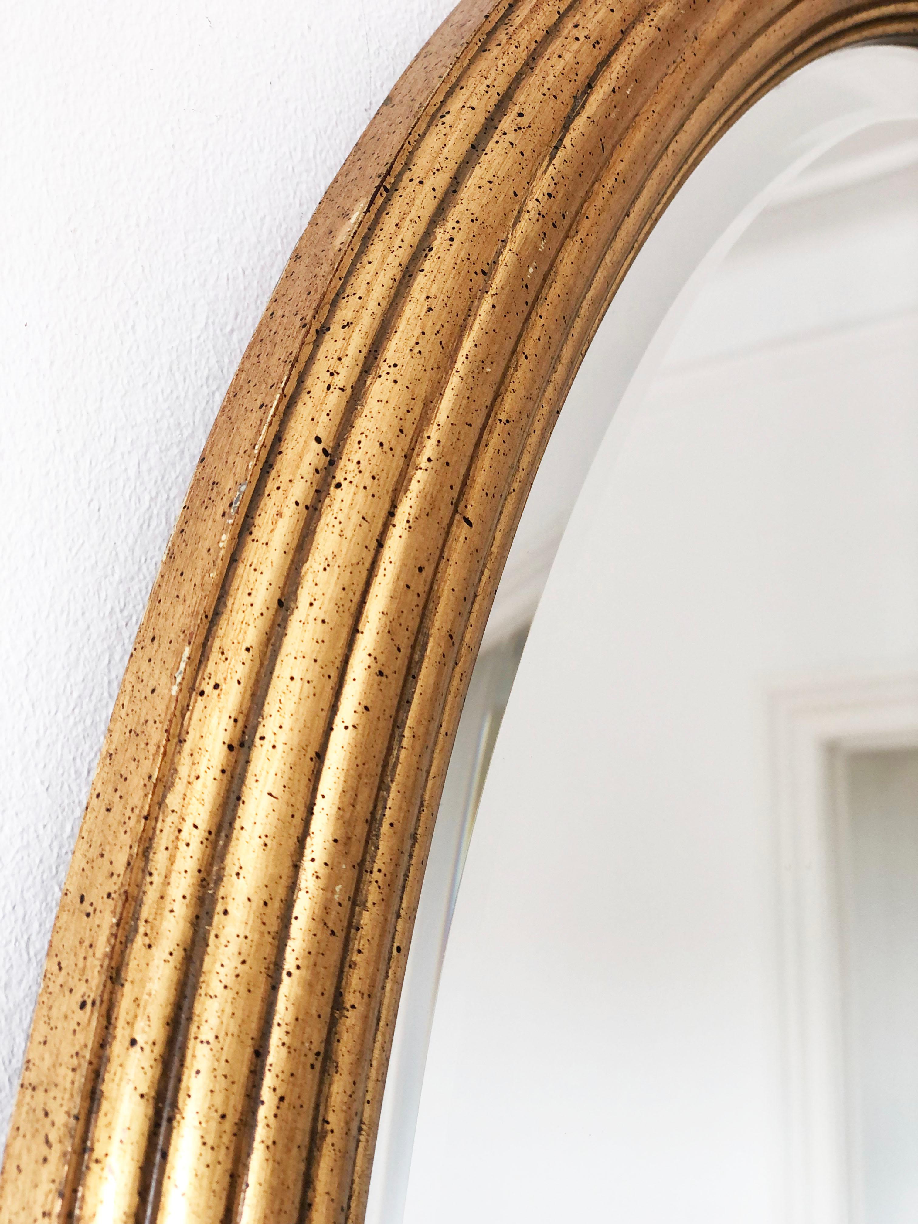 XX secolo Coppia di specchi ovali d'epoca Deknudt in legno dorato Hollywood Regency Belgio in vendita