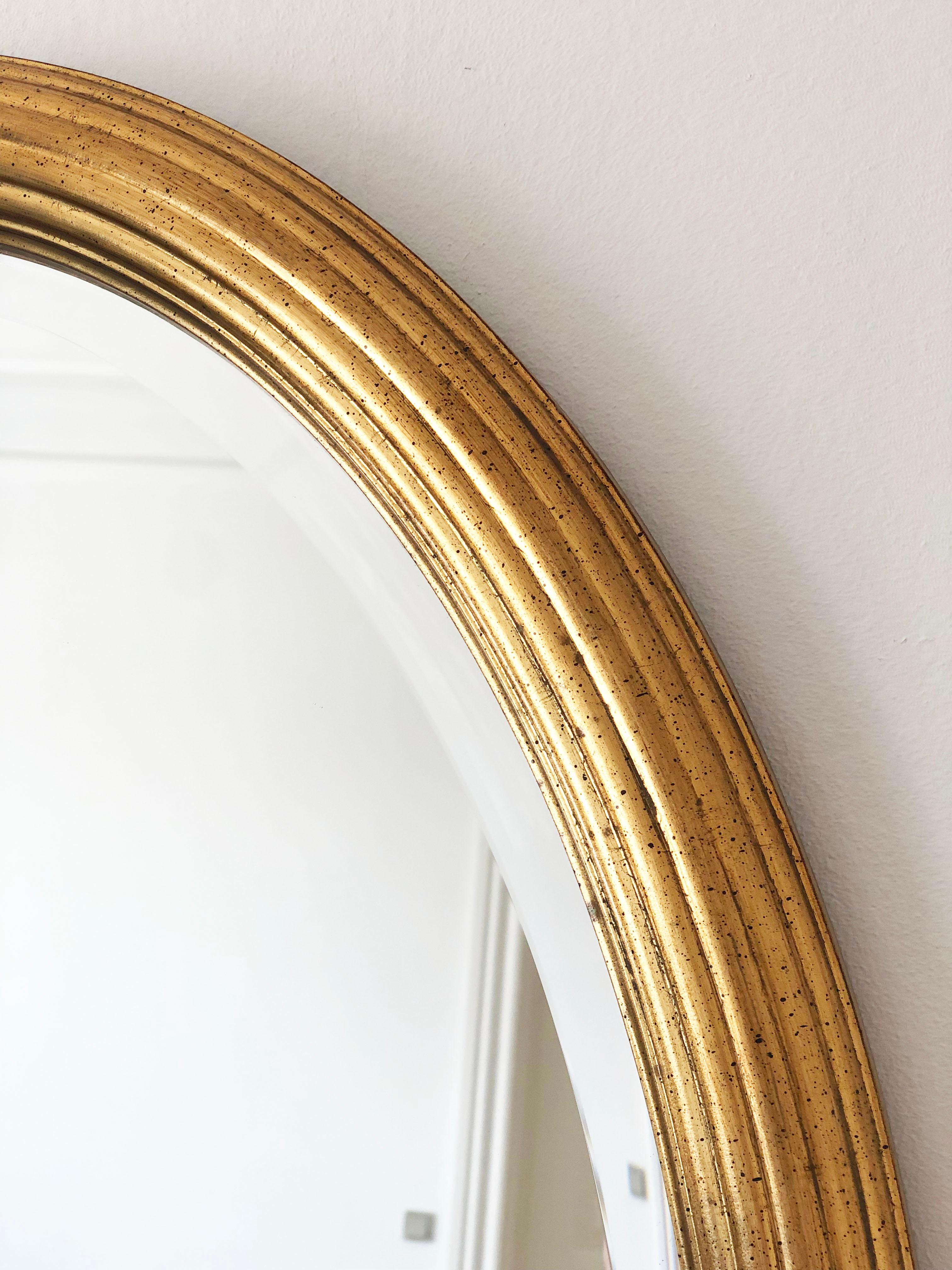 Vetro intagliato Coppia di specchi ovali d'epoca Deknudt in legno dorato Hollywood Regency Belgio in vendita