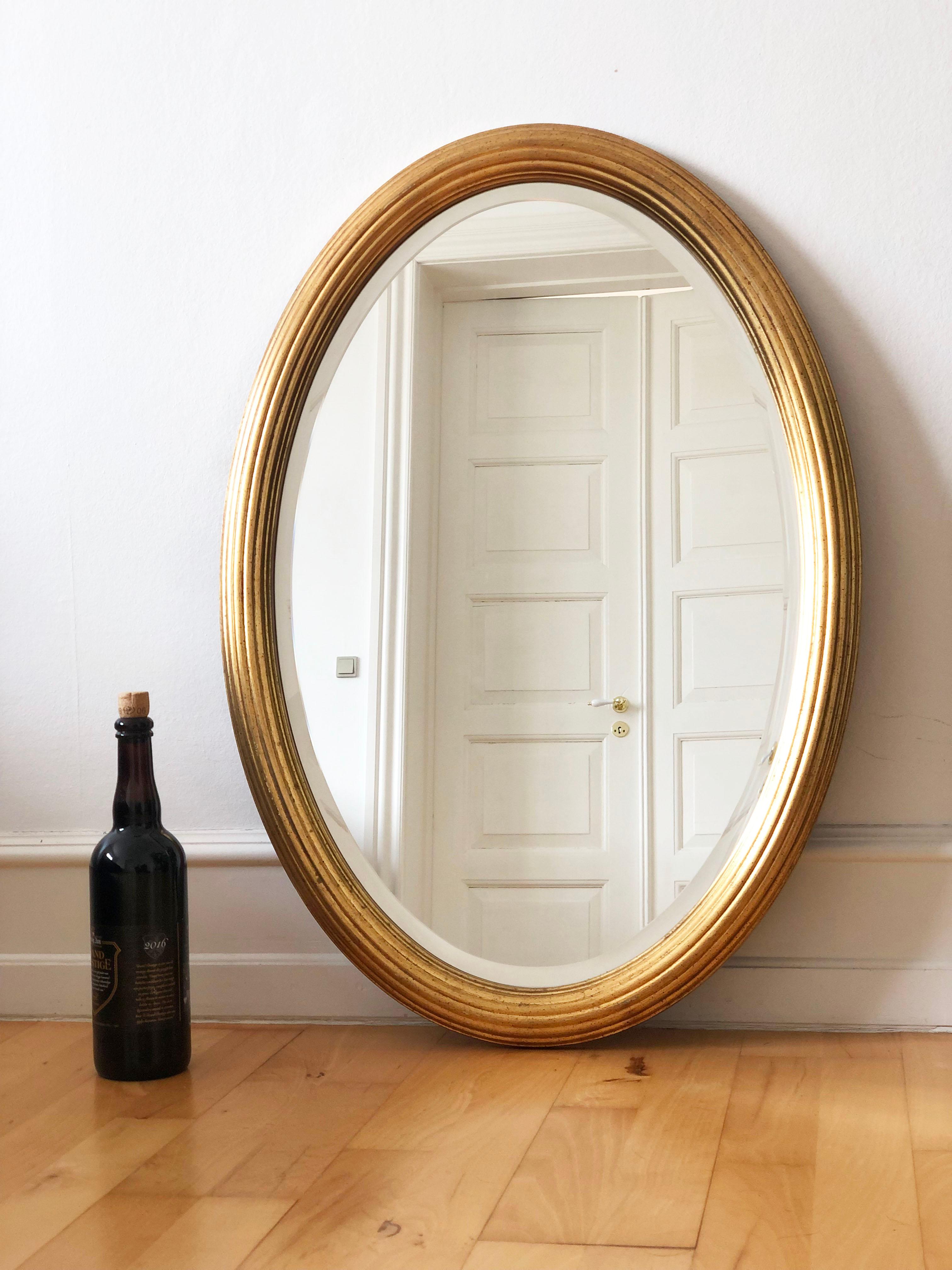 Coppia di specchi ovali d'epoca Deknudt in legno dorato Hollywood Regency Belgio in vendita 1