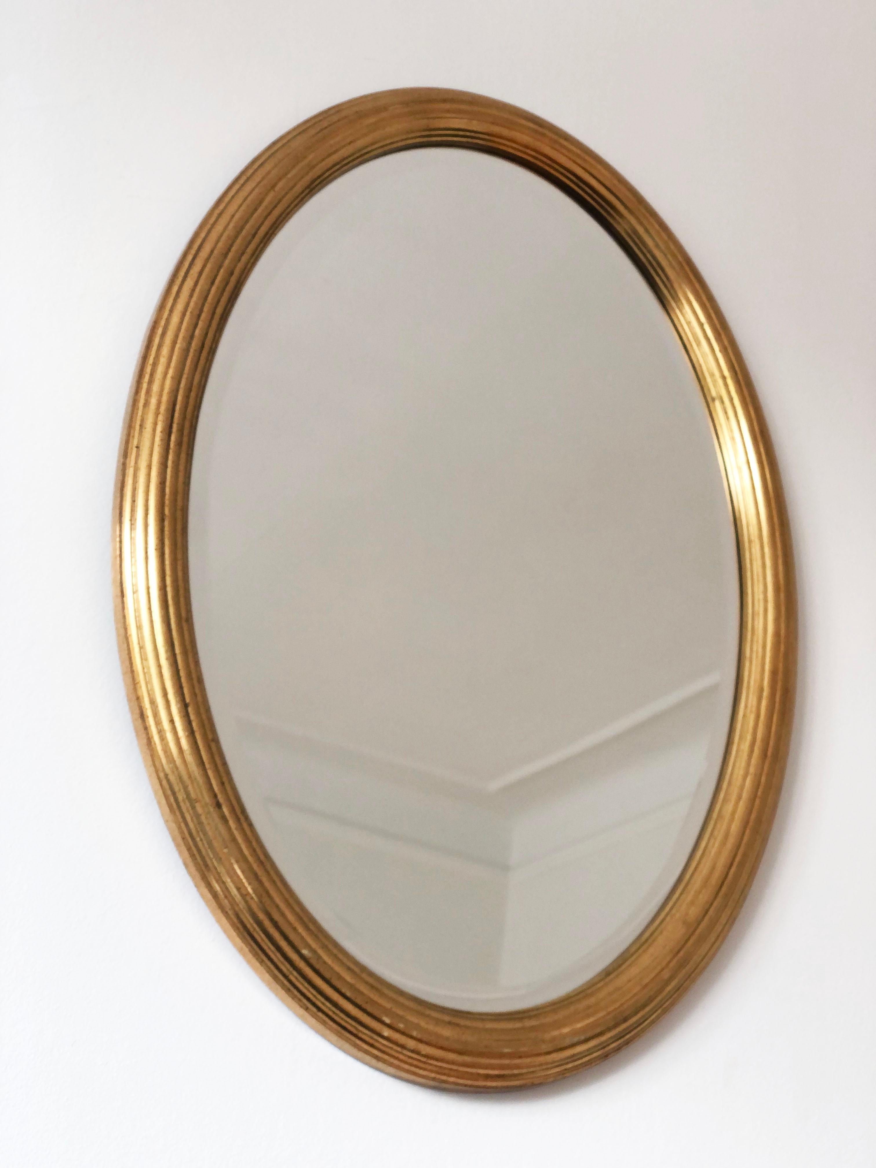 Coppia di specchi ovali d'epoca Deknudt in legno dorato Hollywood Regency Belgio in vendita 2