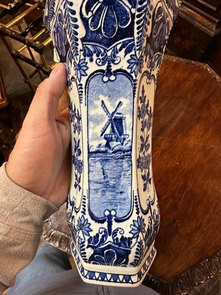 Pair of Vintage Delft Vases In Good Condition For Sale In Dallas, TX