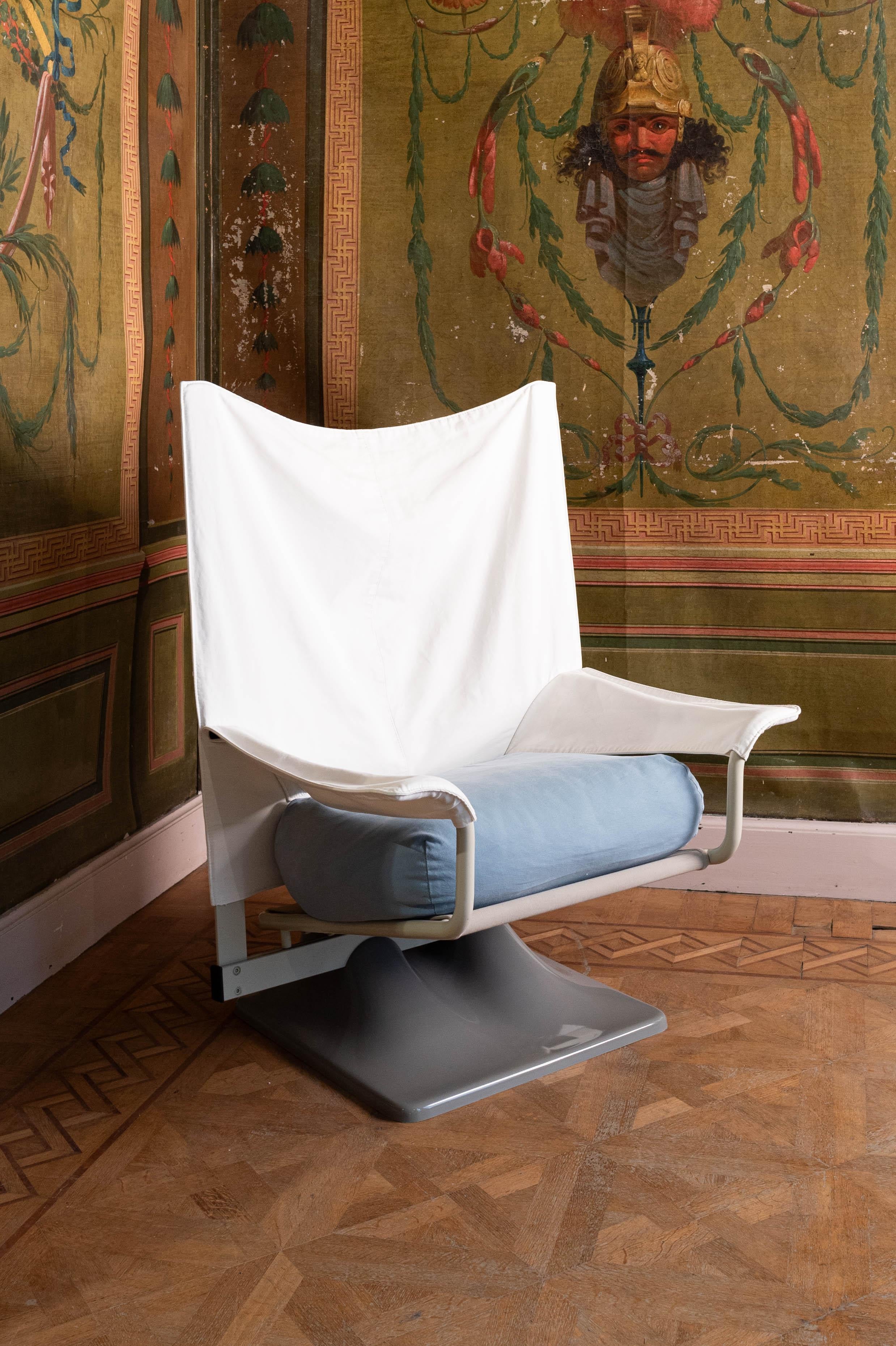 Italian Pair of vintage design 1970s Cassina 650 AEO chairs in pale blue and white For Sale