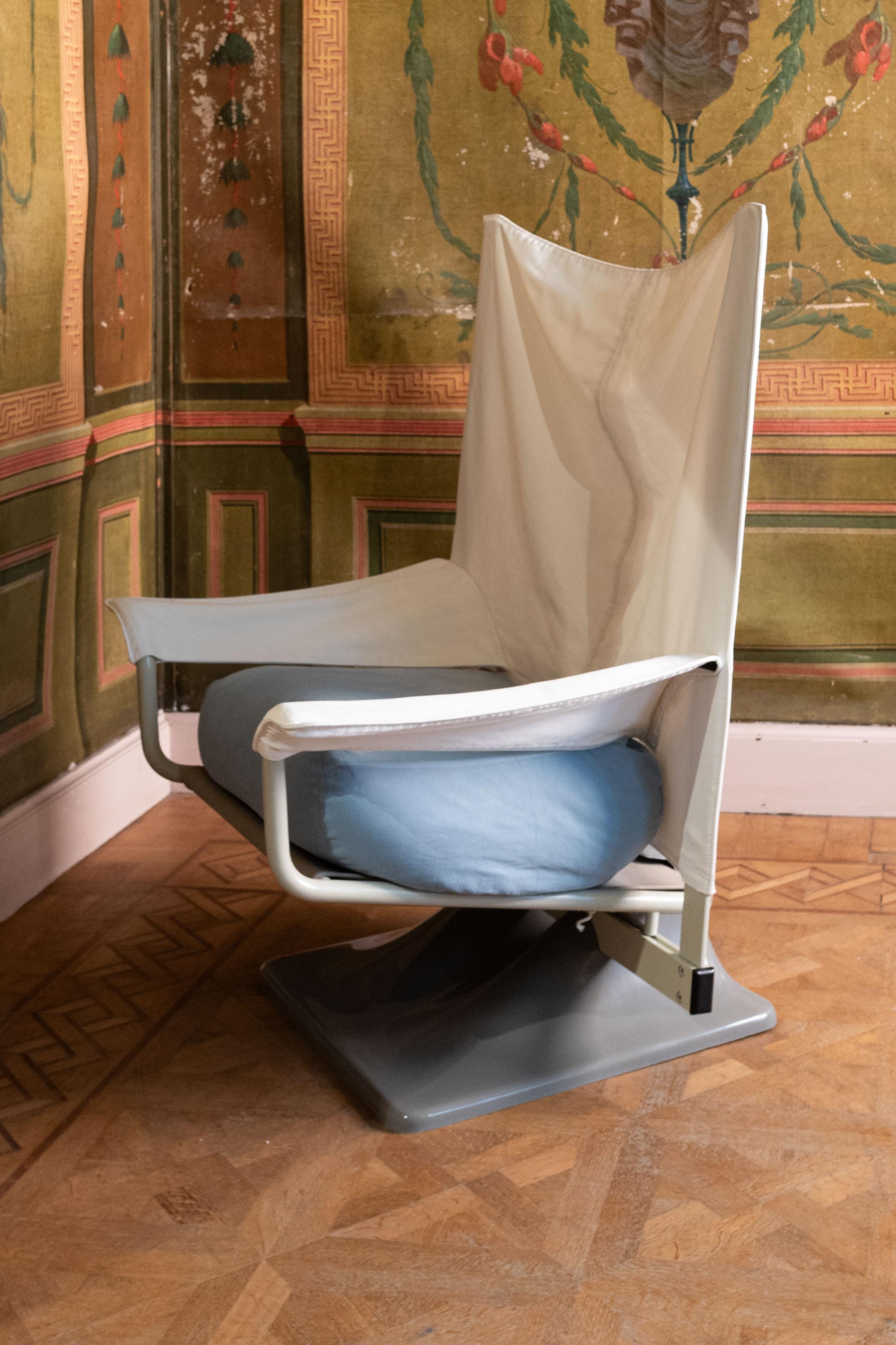 Late 20th Century Pair of vintage design 1970s Cassina 650 AEO chairs in pale blue and white For Sale