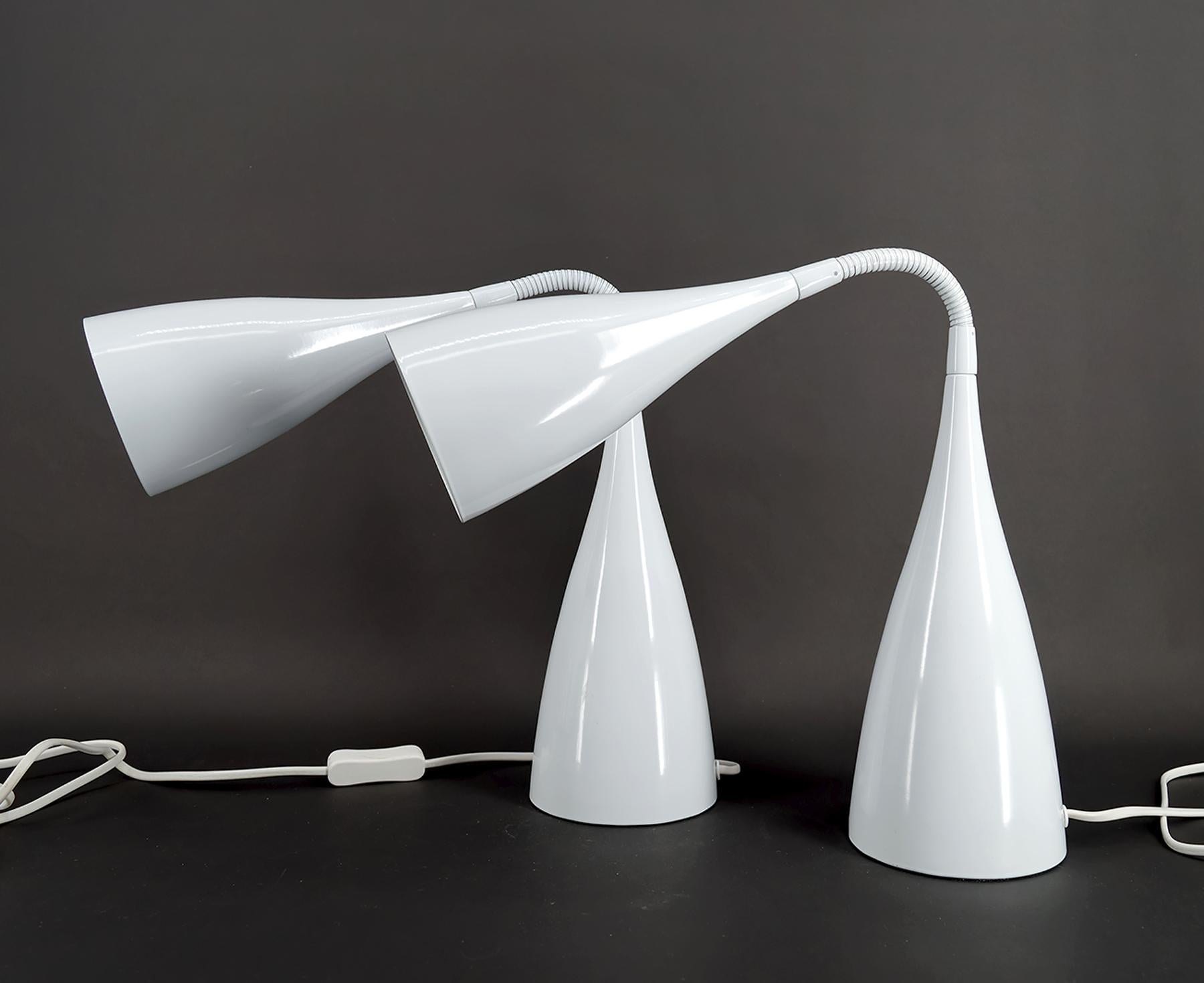 Bringen Sie einen Hauch von zeitloser Eleganz in Ihr Zuhause mit diesem atemberaubenden Paar Vintage-Lampen aus weiß emailliertem Blech aus der zweiten Hälfte des 20. Jahrhunderts (ca. 1970-1980). 

Wahrscheinlich aus Frankreich oder Italien