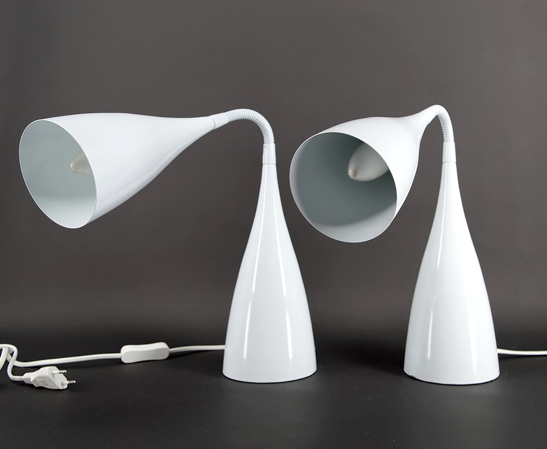 Ein Paar Vintage Design-Lampen aus weiß emailliertem Blech, um 1970 (Internationaler Stil) im Angebot