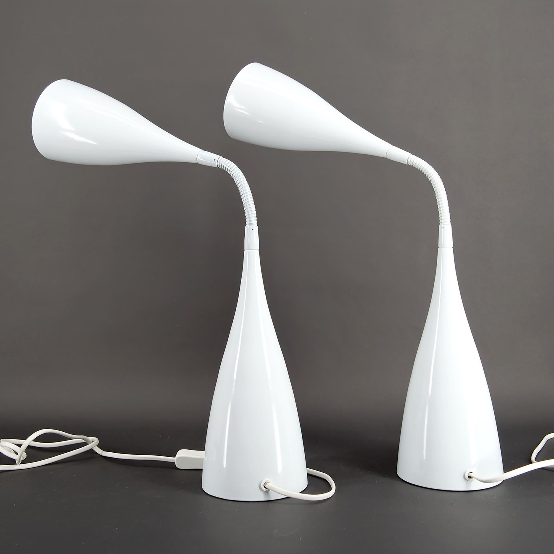 Ein Paar Vintage Design-Lampen aus weiß emailliertem Blech, um 1970 (Italienisch) im Angebot