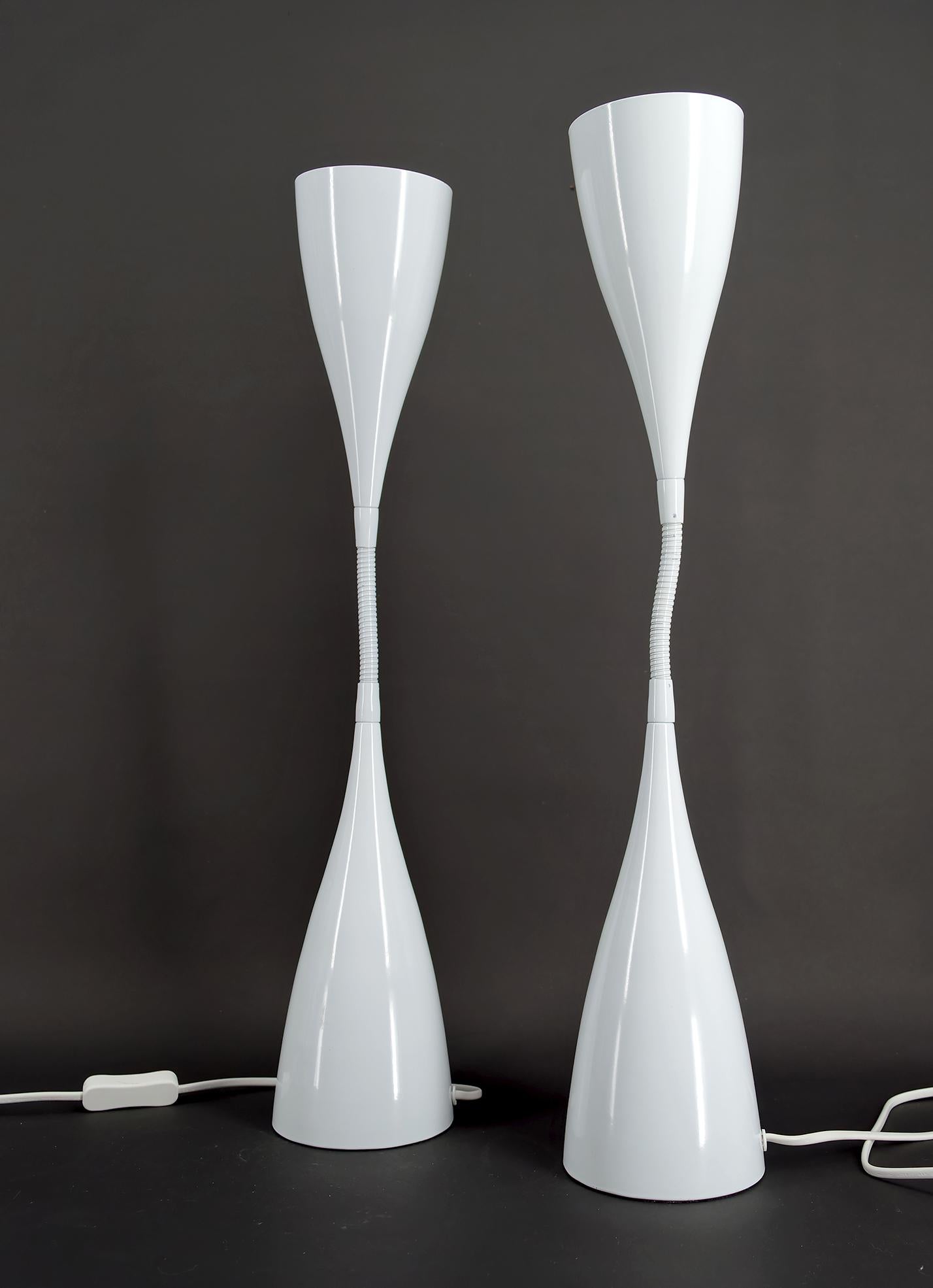Ein Paar Vintage Design-Lampen aus weiß emailliertem Blech, um 1970 (Emailliert) im Angebot