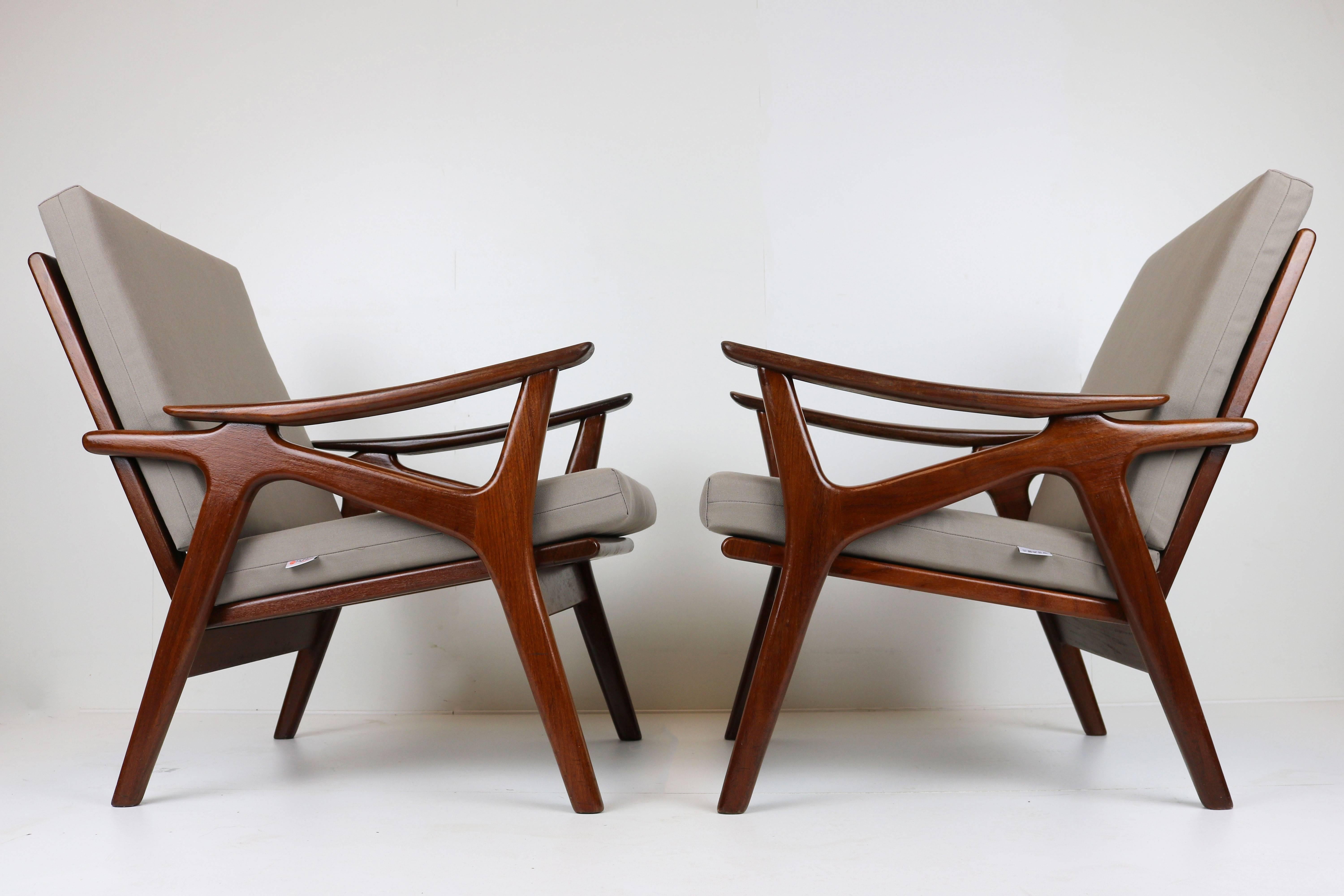 Magnificent pair Vintage lounge chairs designed by Dutch furniture makers De Ster Gelderland in the 1960s
Stunning organic lines in solid teak, fully new upholstery in a light gray colour.
Will only be sold as a set.